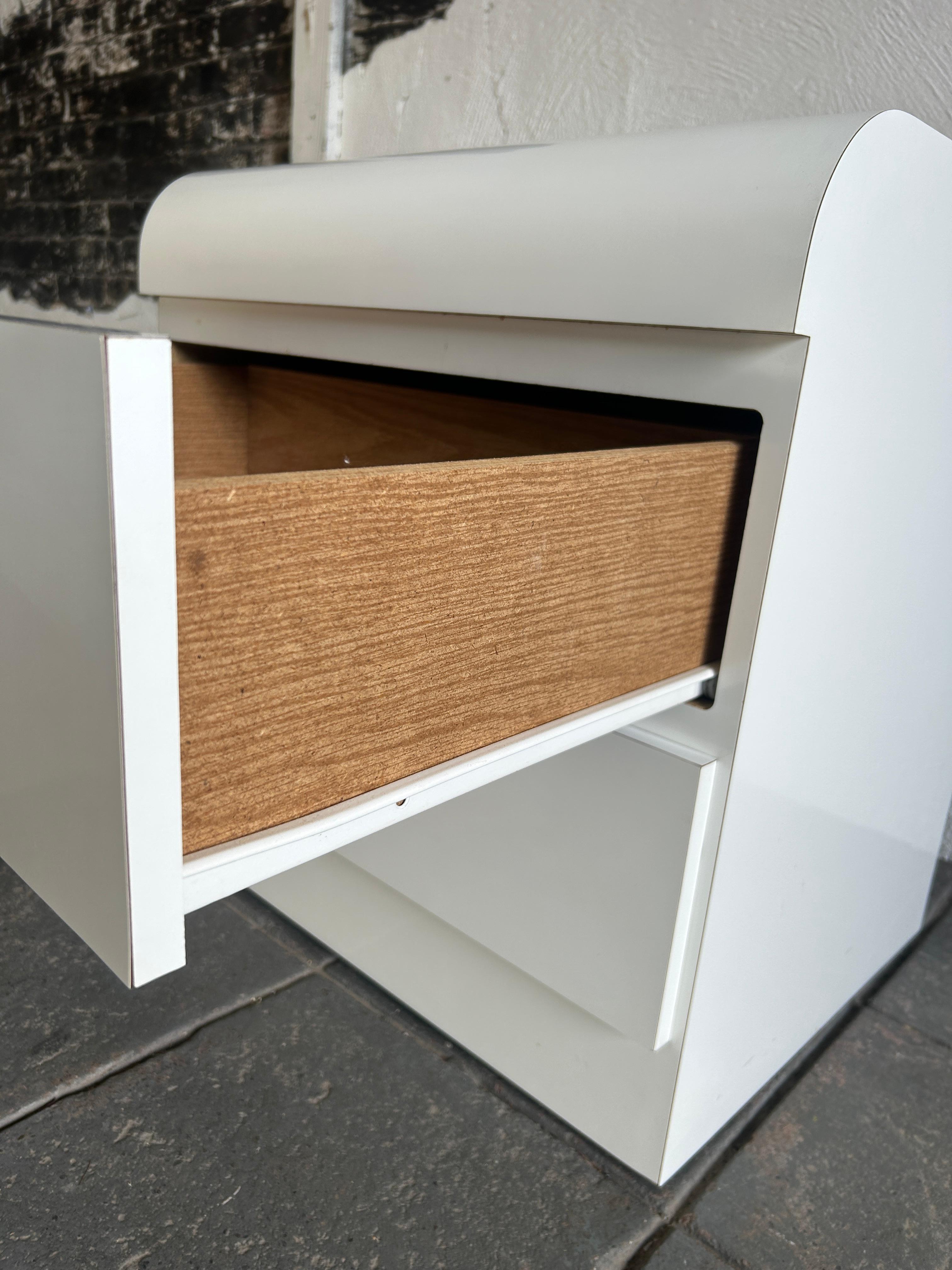 Fin du 20e siècle Table de nuit 2 tiroirs Post modern white Gloss Laminate waterfall en vente