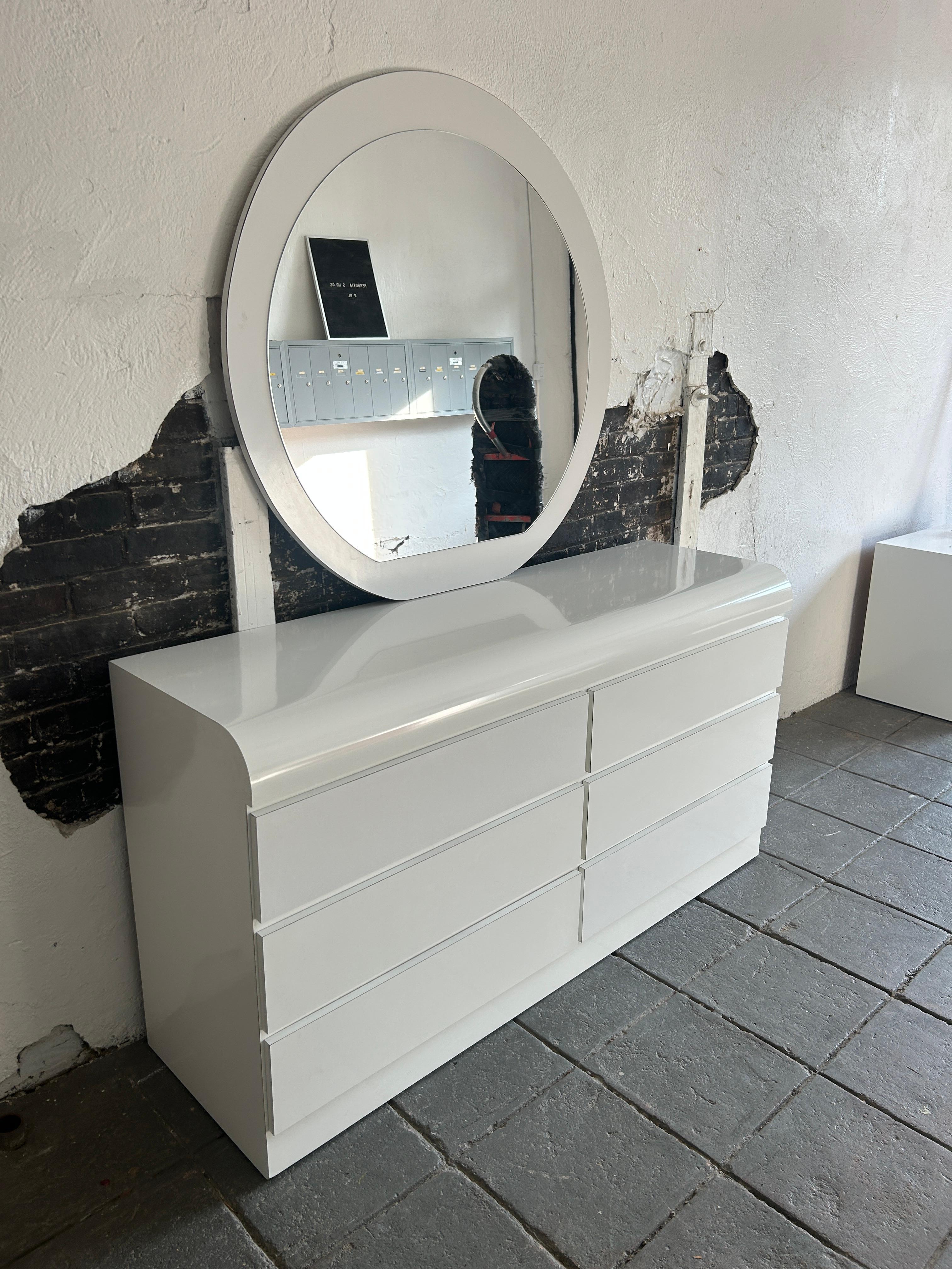 Postmoderne Post modern blanc Gloss Laminate waterfall Commode 6 tiroirs avec miroir rond en vente