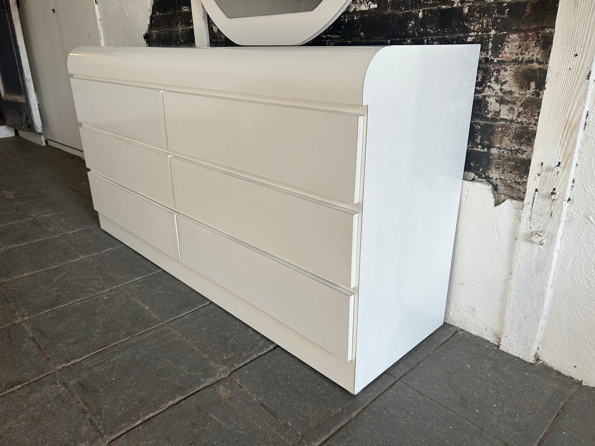 Postmoderno Comò a 6 cassetti in laminato lucido bianco post moderno con specchio rotondo in vendita