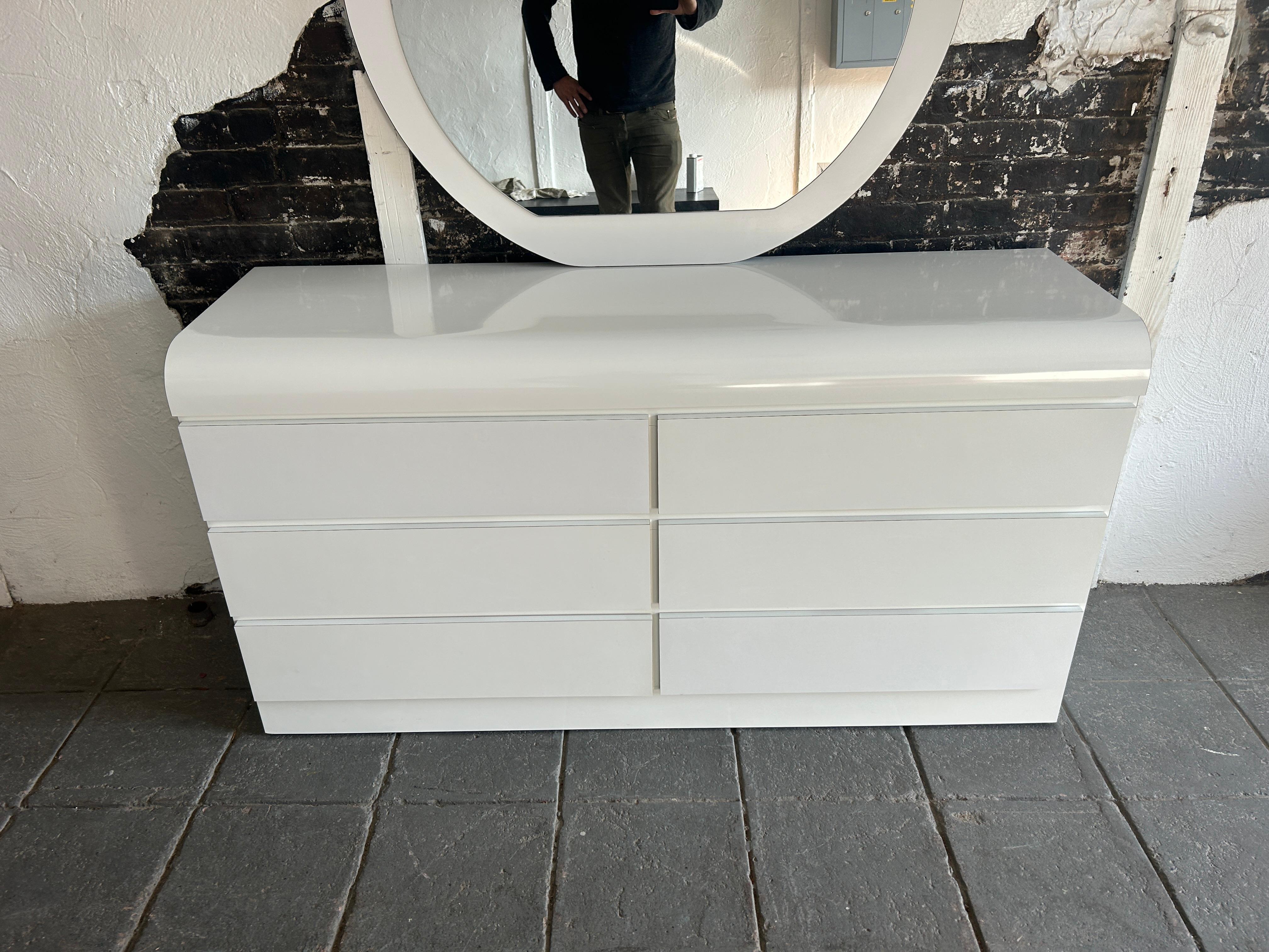 Americano Comò a 6 cassetti in laminato lucido bianco post moderno con specchio rotondo in vendita