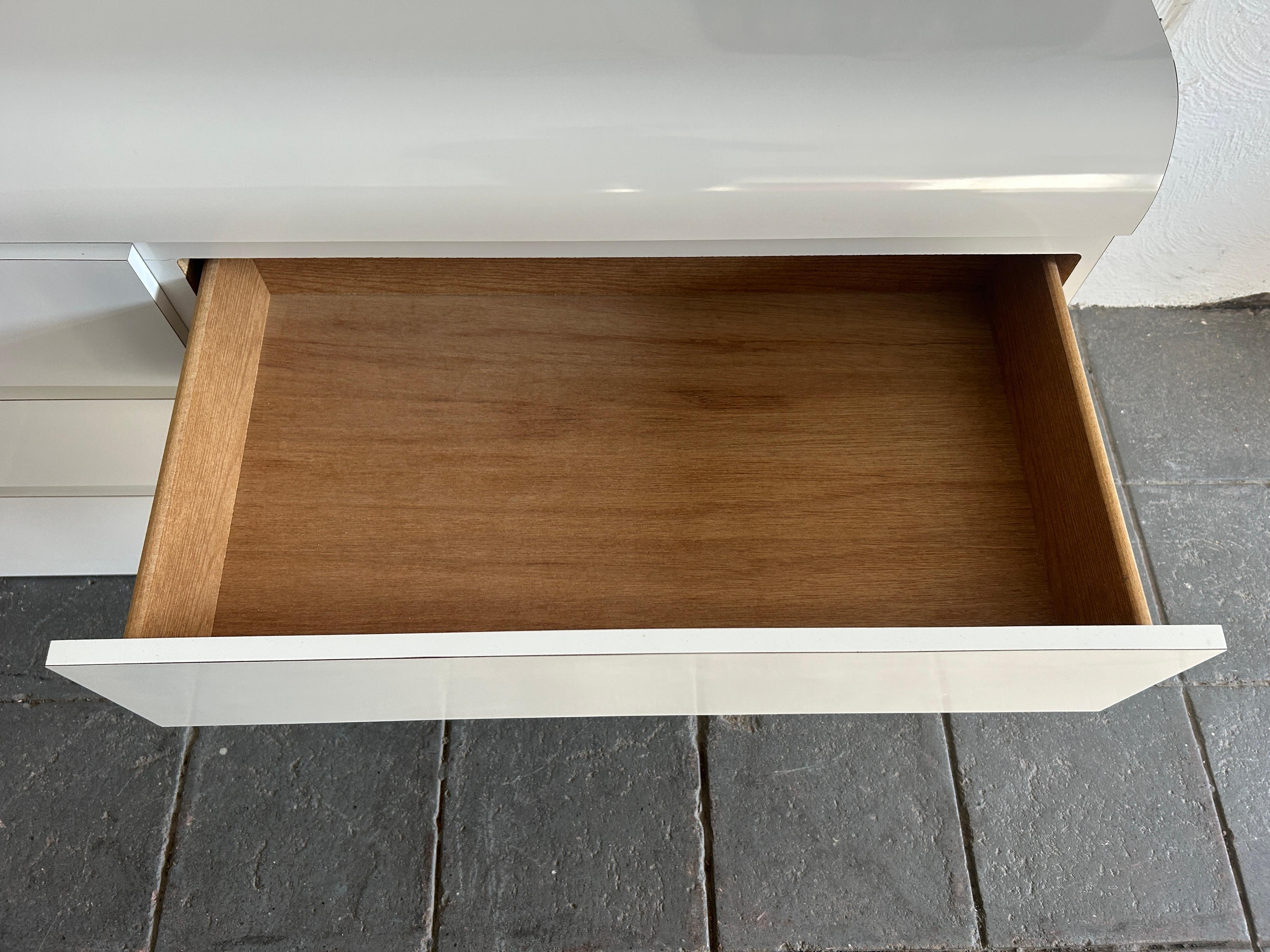 Falegnameria Comò a 6 cassetti in laminato lucido bianco post moderno con specchio rotondo in vendita