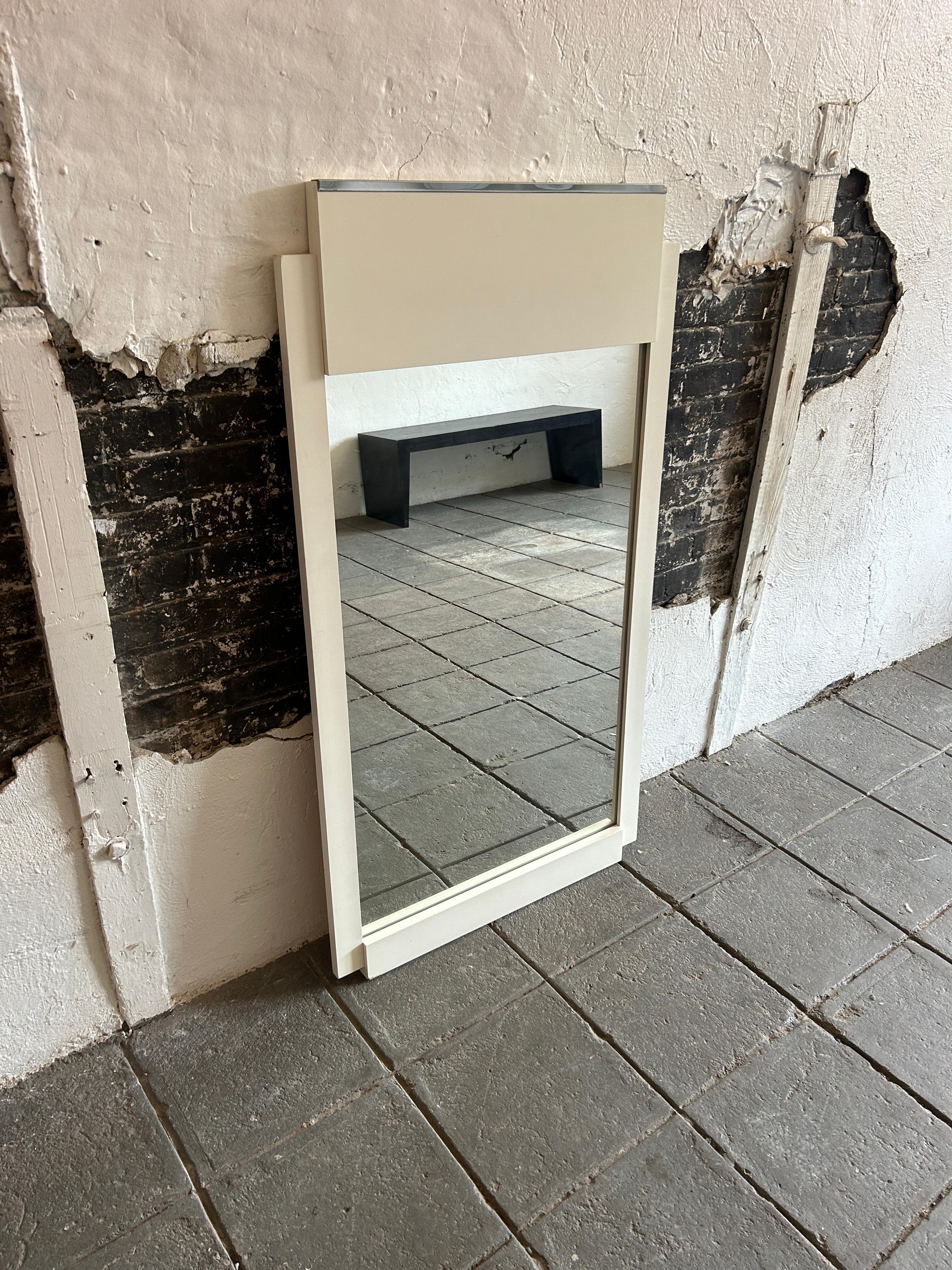 Specchio da parete verticale post moderno. Struttura in legno massiccio laccato bianco con dettagli cromati e specchio spesso. Cablata per essere appesa in verticale. Situato a Brooklyn NYC.

20