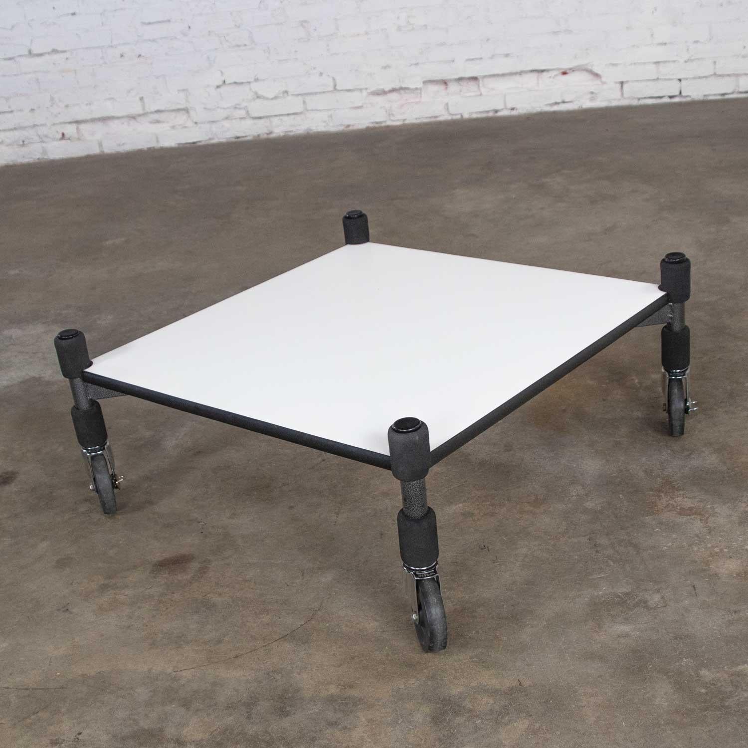 Table basse ou table d'appoint roulante postmoderne en stratifié blanc sur roulettes dans le style des fauteuils en caoutchouc de Brian Kane pour Metropolitan. Composé de contreplaqué d'érable avec un stratifié plastique blanc sur la face supérieure