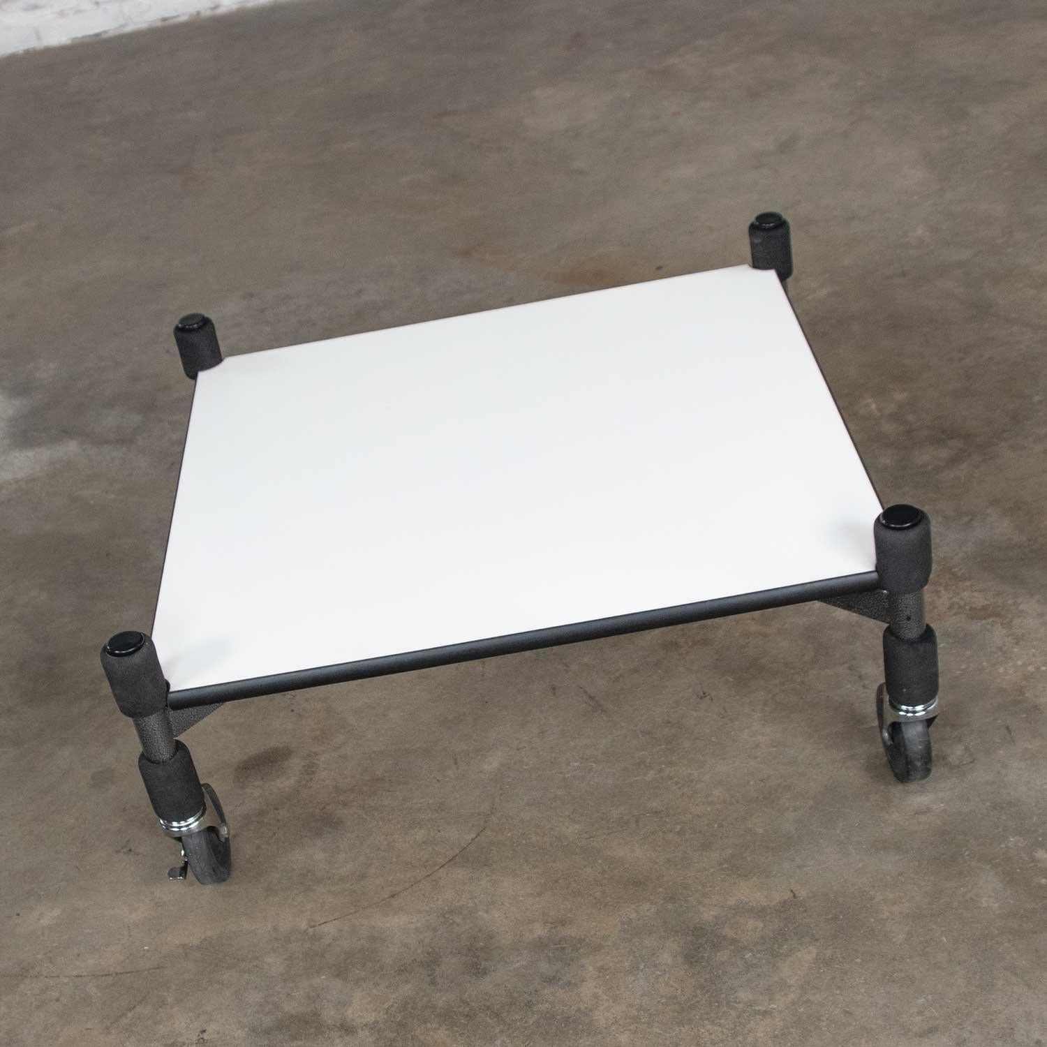 Postmoderne Table basse postmoderne en métal stratifié blanc Table d'extrémité encastrée style Brian Kane en vente