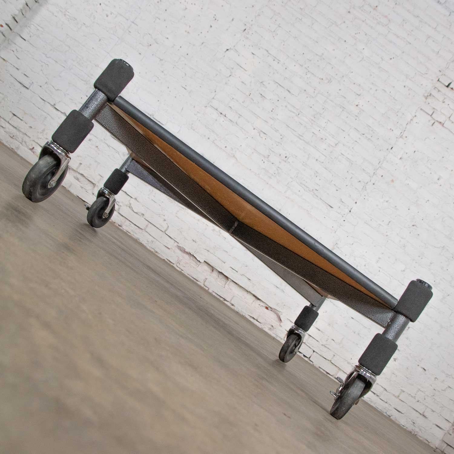 Table basse postmoderne en métal stratifié blanc Table d'extrémité encastrée style Brian Kane Bon état - En vente à Topeka, KS
