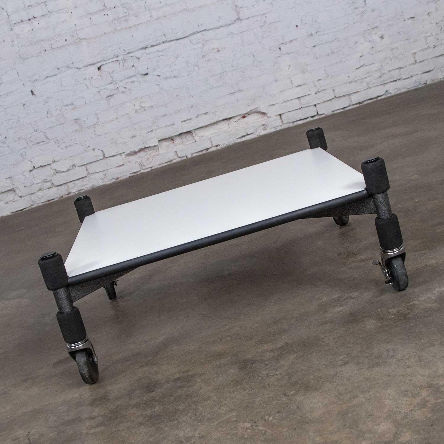20ième siècle Table basse postmoderne en métal stratifié blanc Table d'extrémité encastrée style Brian Kane en vente