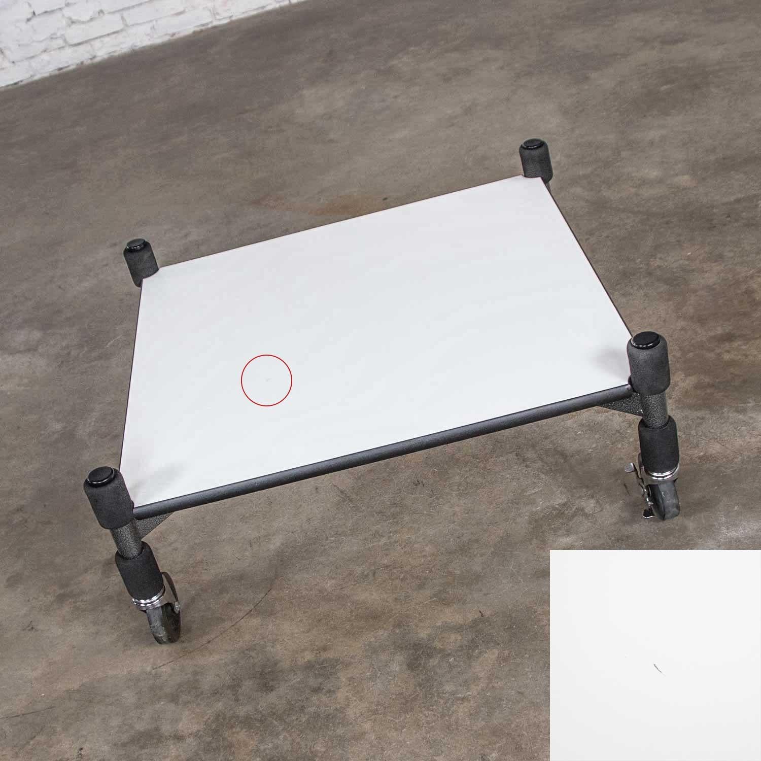 Acier Table basse postmoderne en métal stratifié blanc Table d'extrémité encastrée style Brian Kane en vente