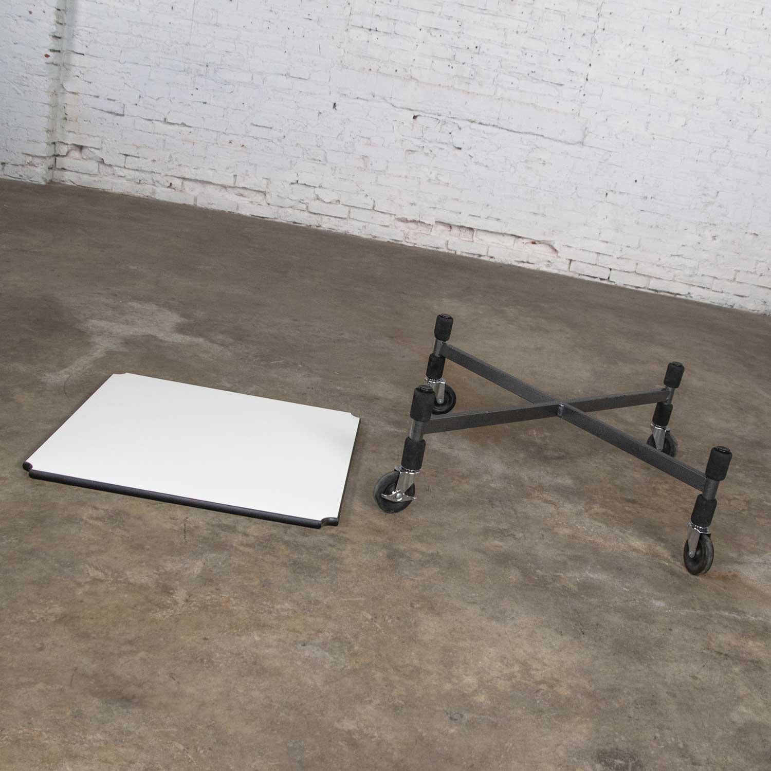 Table basse postmoderne en métal stratifié blanc Table d'extrémité encastrée style Brian Kane en vente 1