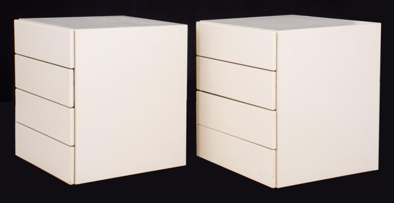 Post modern white nightstand / dresser, offering four drawers - one available. In very good vintage condition. 

Dealer: S138XX 