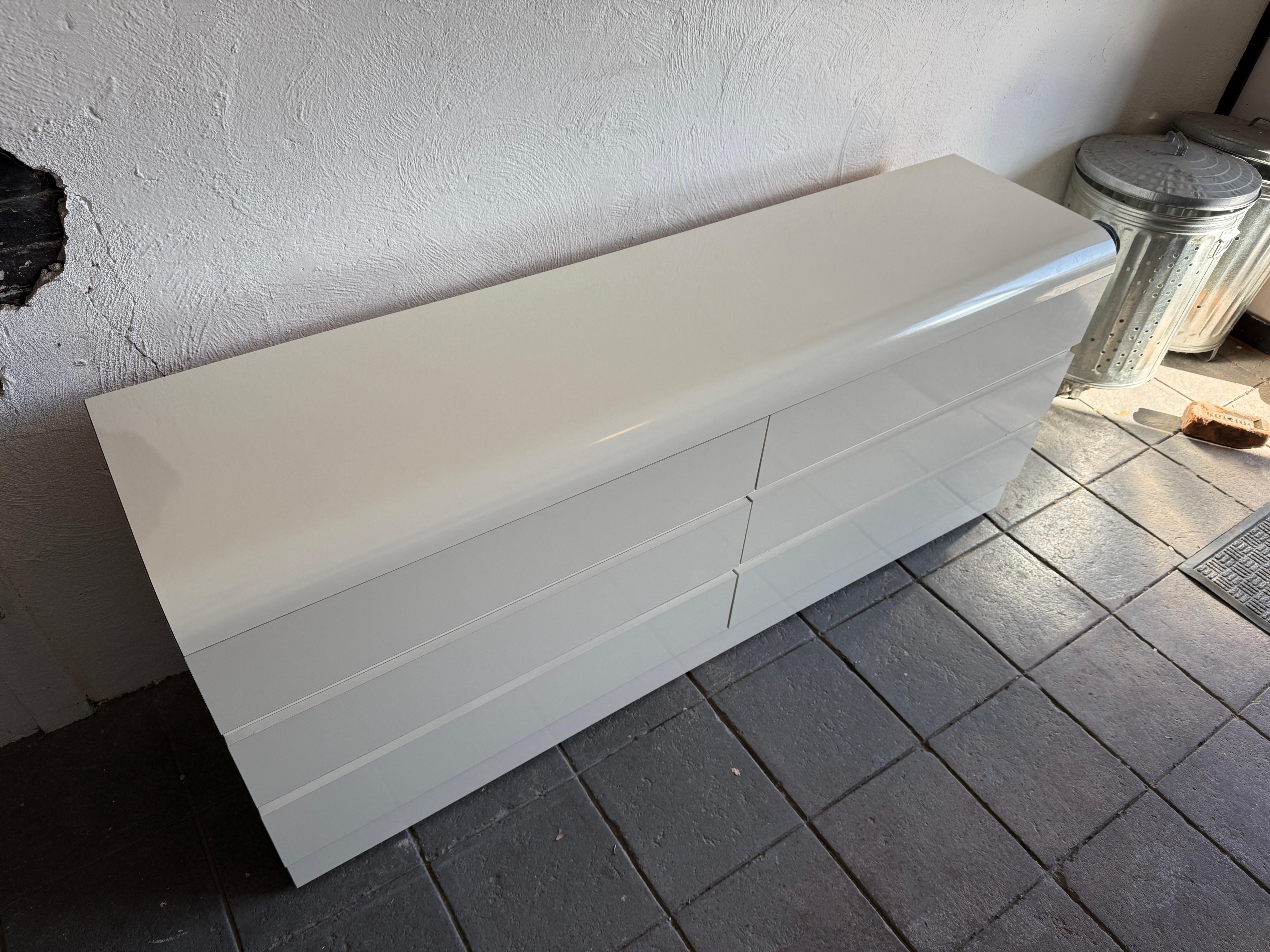 Magnifique commode à 6 tiroirs en stratifié blanc brillant et garnitures chromées, circa 1980. Très propre à l'intérieur comme à l'extérieur. Tous les tiroirs sont équipés de glissières métalliques avec butées. Idéal pour la maison, le bureau, le