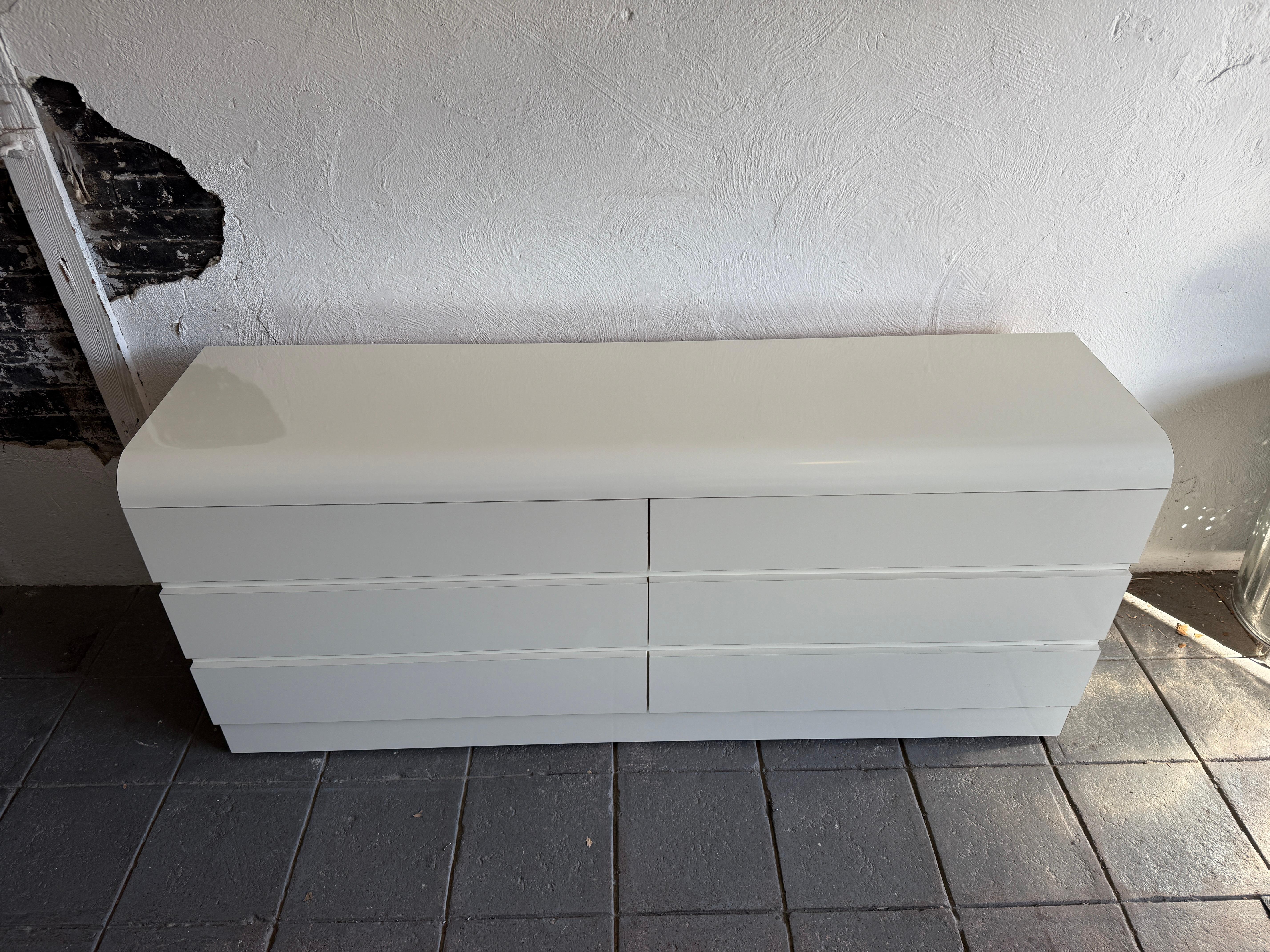 Postmoderne Post modern white off Gloss Laminate waterfall 6 Drawer long Dresser en vente