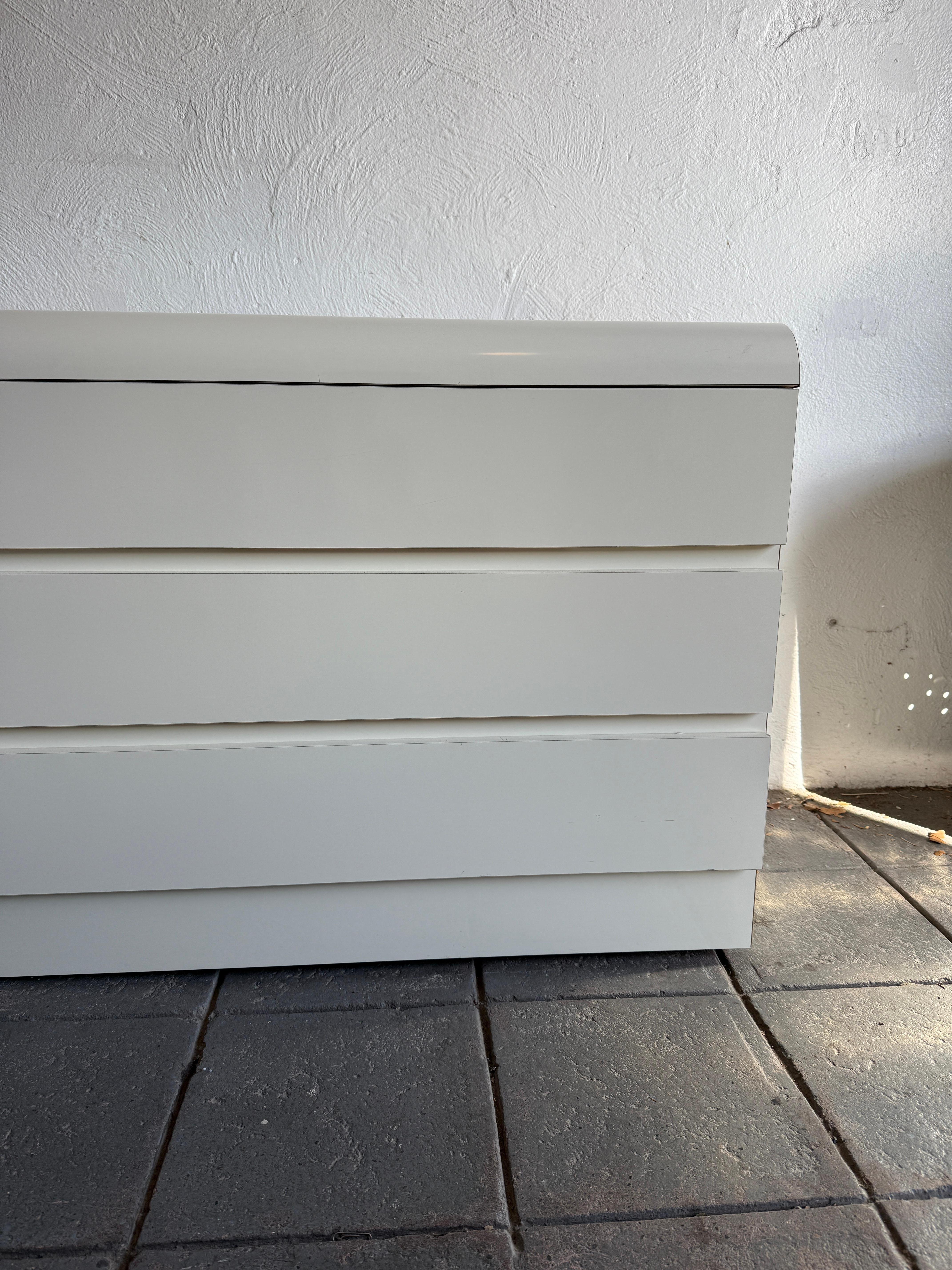 Américain Post modern white off Gloss Laminate waterfall 6 Drawer long Dresser en vente