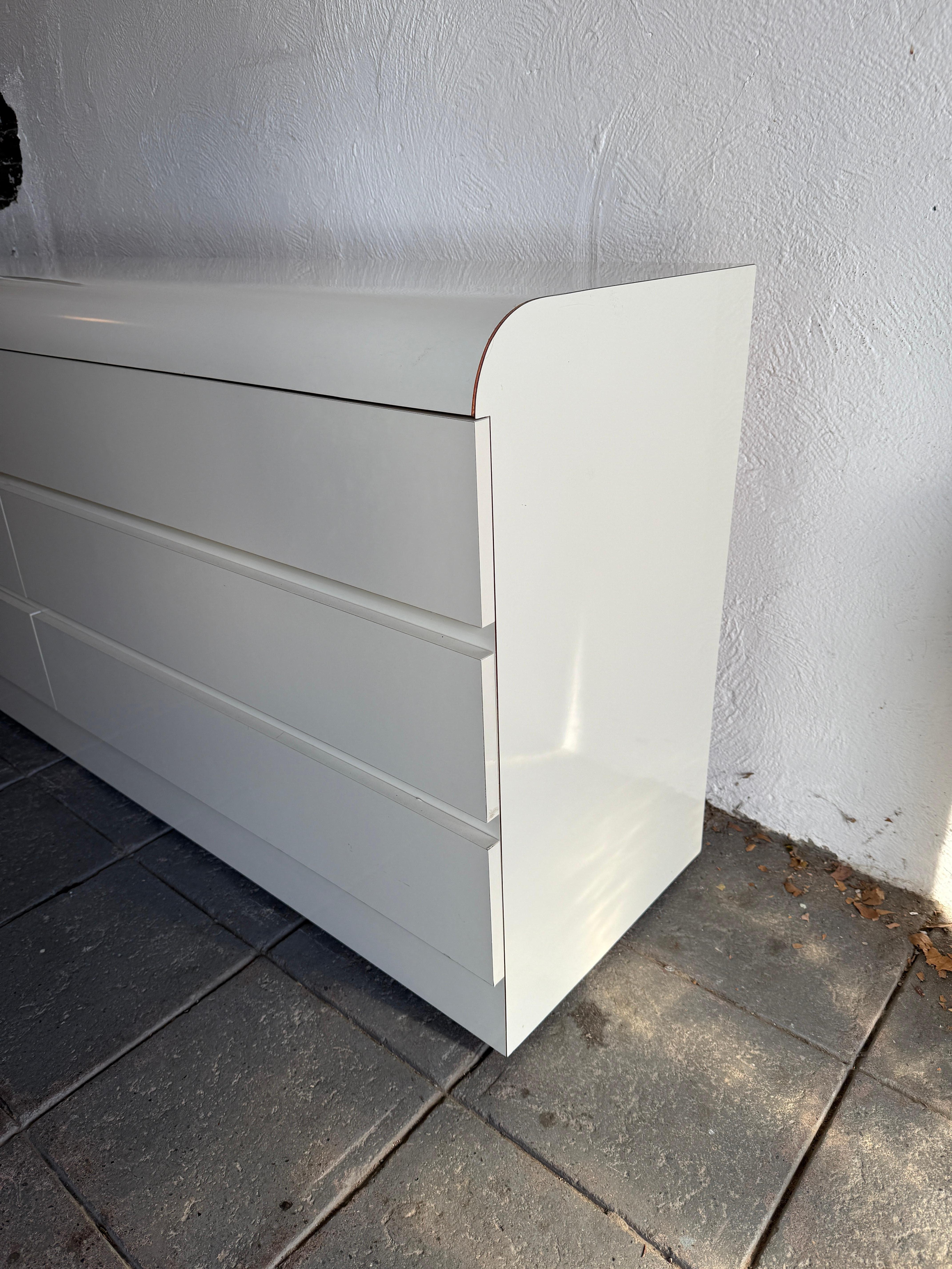 Travail du bois Post modern white off Gloss Laminate waterfall 6 Drawer long Dresser en vente