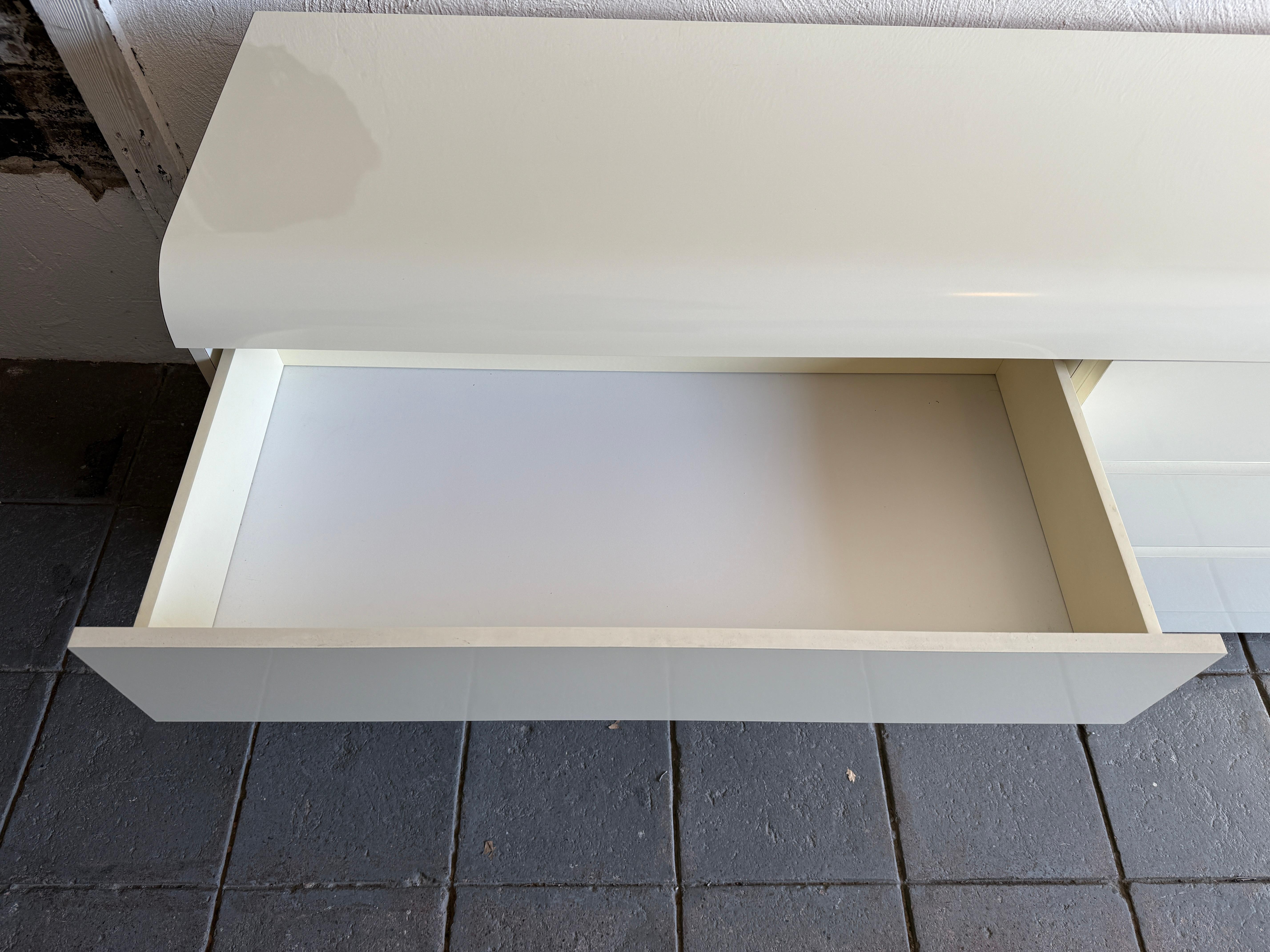 Post modern white off Gloss Laminate waterfall 6 Drawer long Dresser Bon état - En vente à Brooklyn, NY