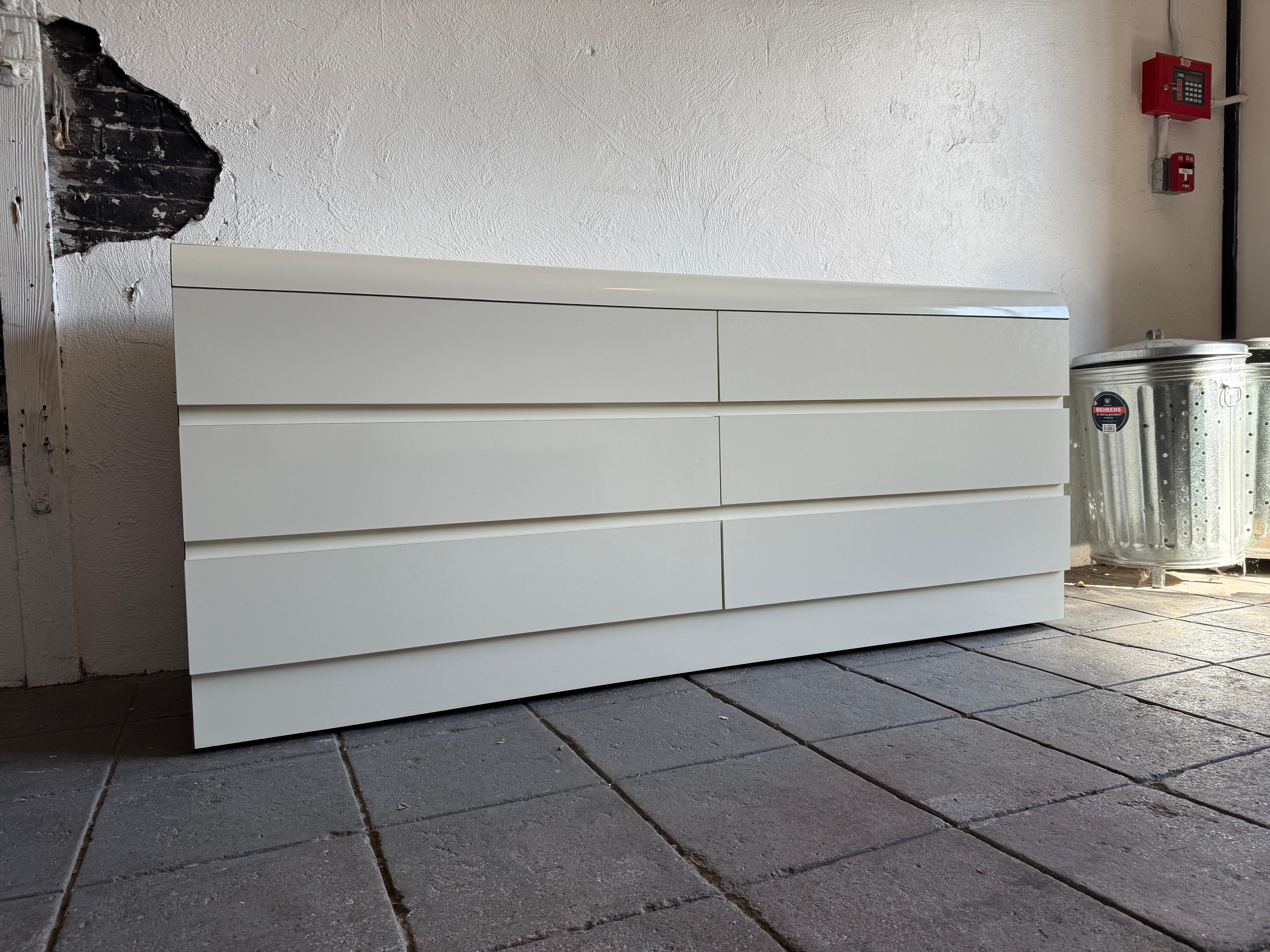 Fin du 20e siècle Post modern white off Gloss Laminate waterfall 6 Drawer long Dresser en vente
