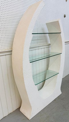 Étagère postmoderne sculptée en stuc blanc