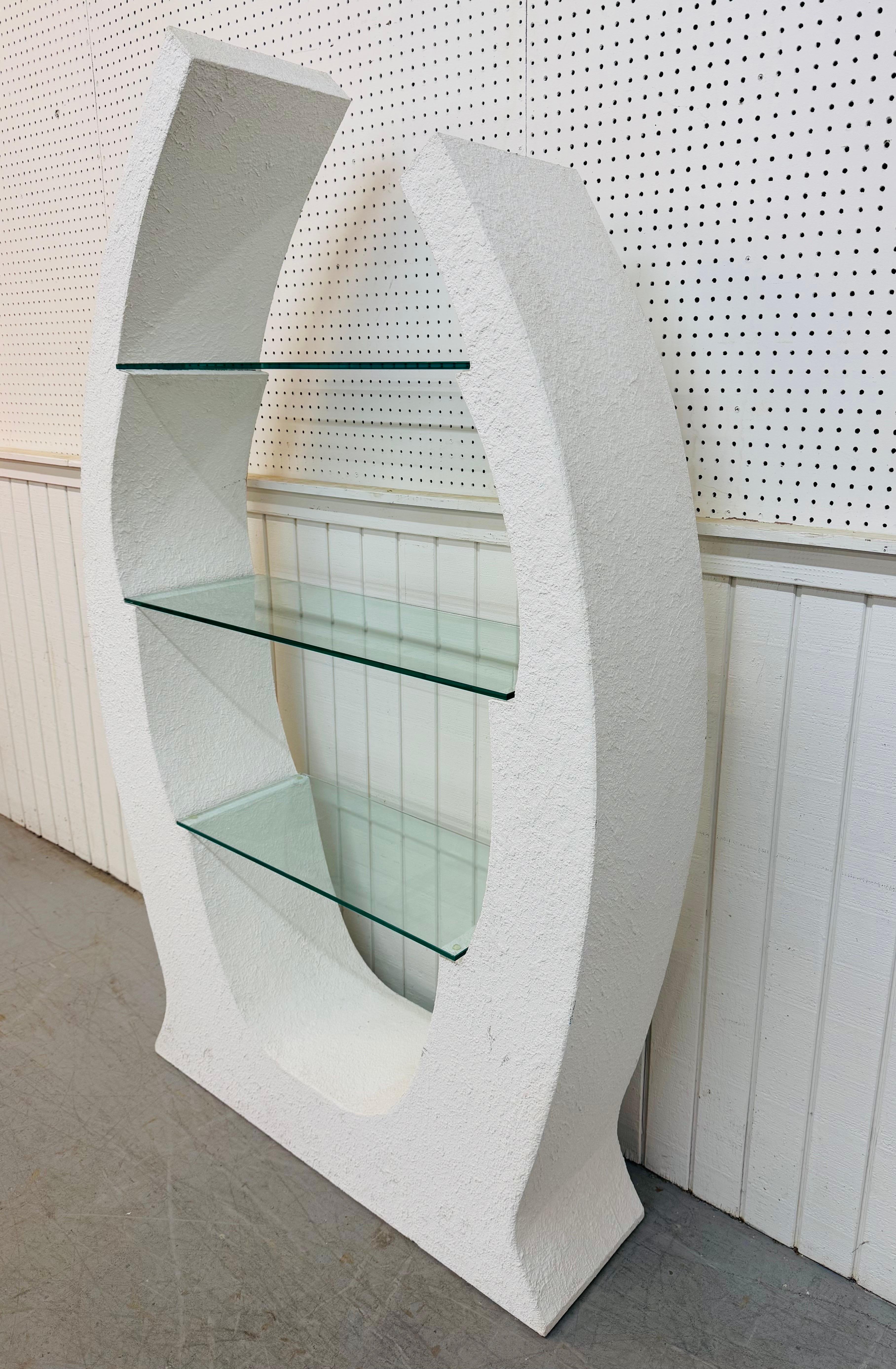 Postmoderno Etagere scolpita in stucco bianco post-moderno in vendita