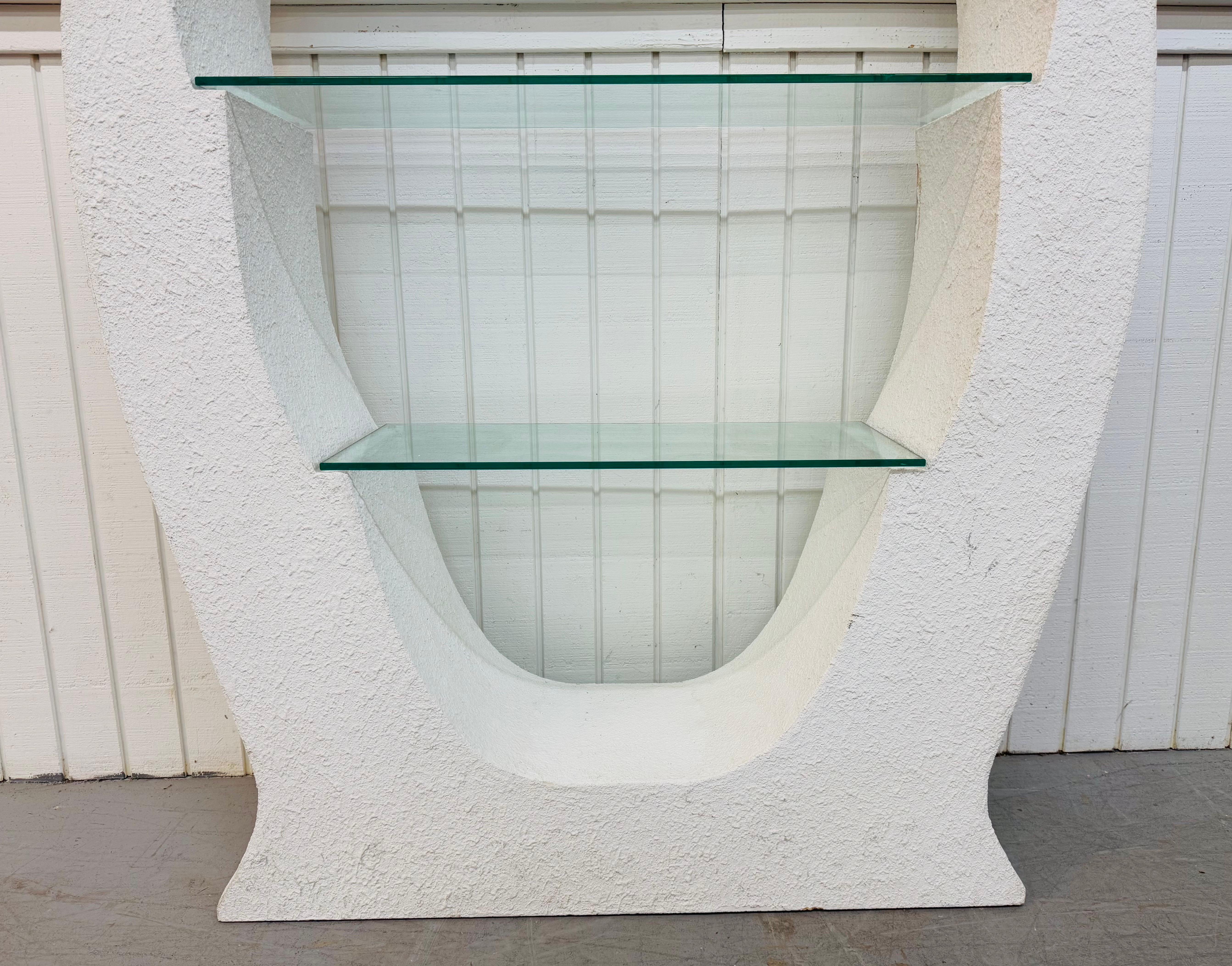 Americano Etagere scolpita in stucco bianco post-moderno in vendita