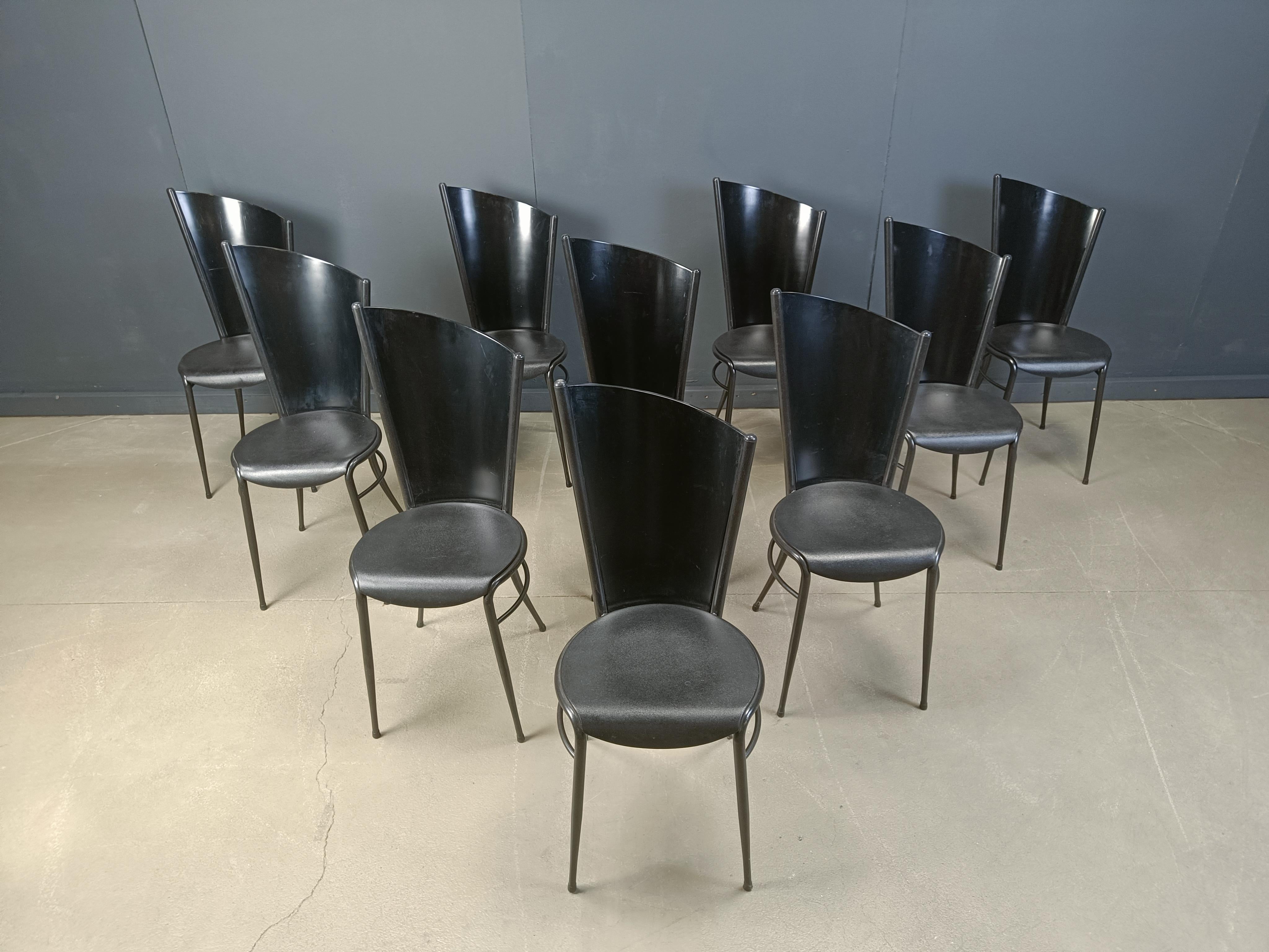 
Sedie da pranzo dal design vintage con struttura in metallo nero e schienale in legno nero.

Il design assimetrico li rende unici.

Prodotto da Esseti Italia, etichettato.

anni '80 - Italia

Buone condizioni con normale usura dovuta
