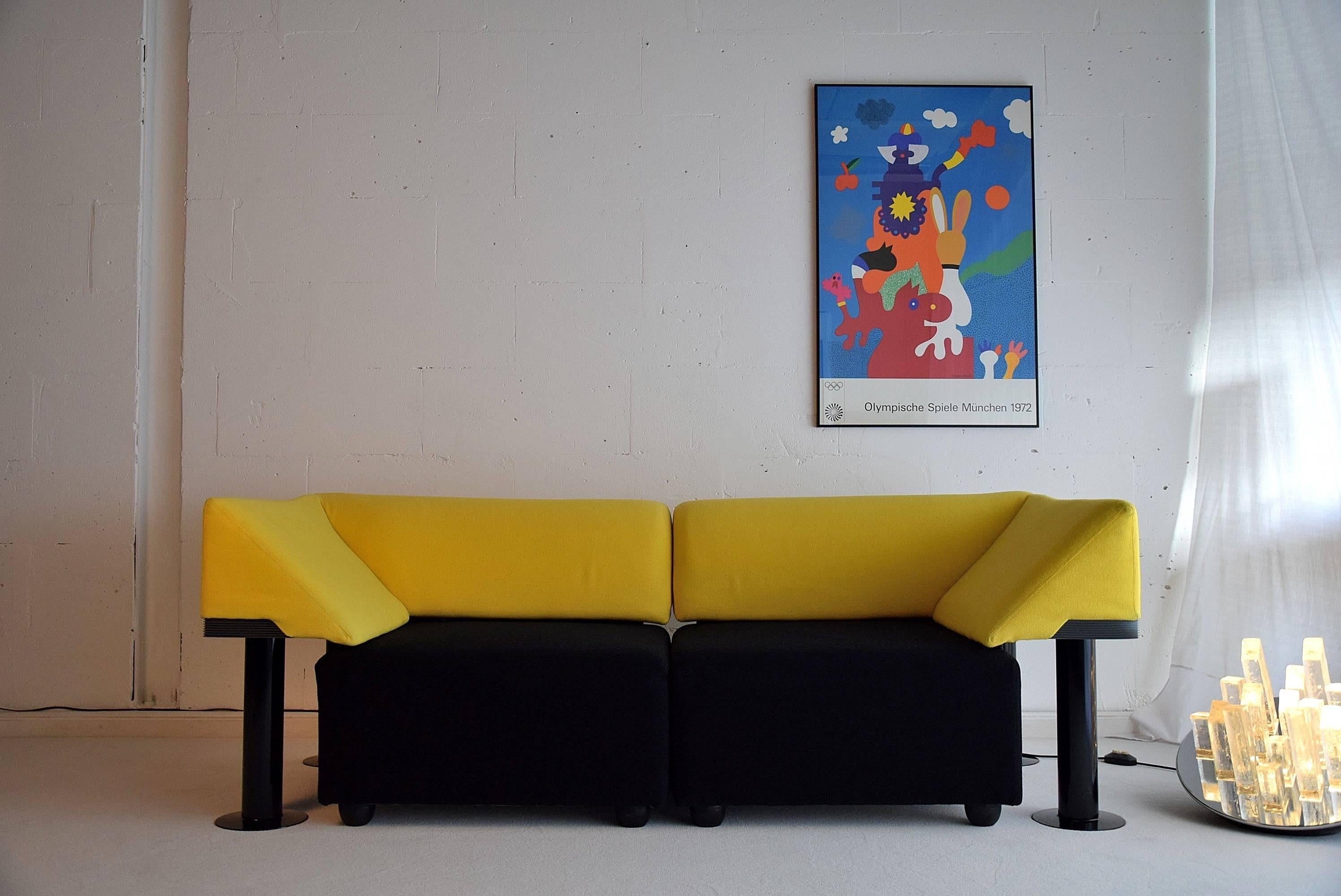 Postmodernes gelbes und schwarzes Artifort-Sofa (Ende des 20. Jahrhunderts) im Angebot