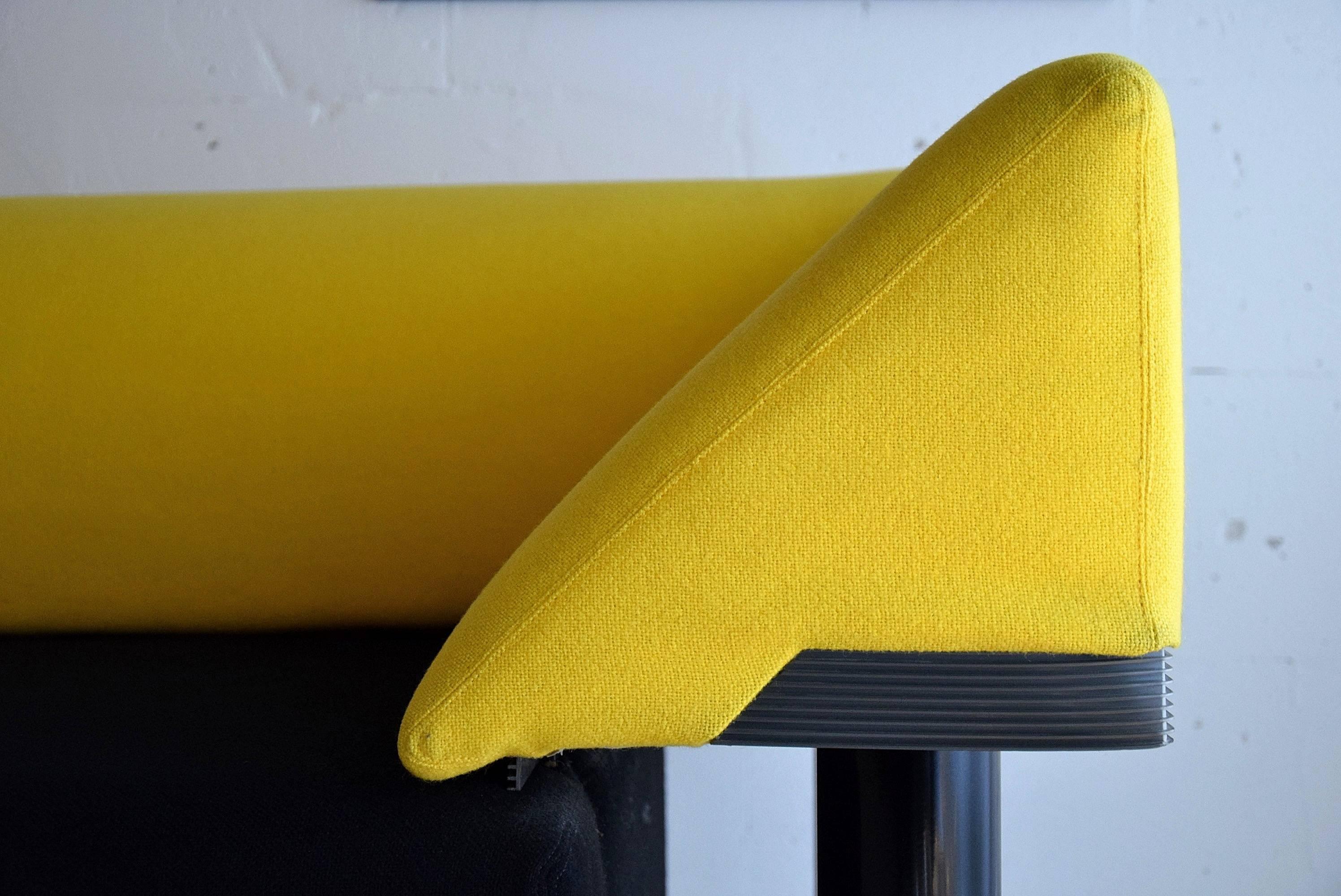 Postmodernes gelbes und schwarzes Artifort-Sofa (Metall) im Angebot