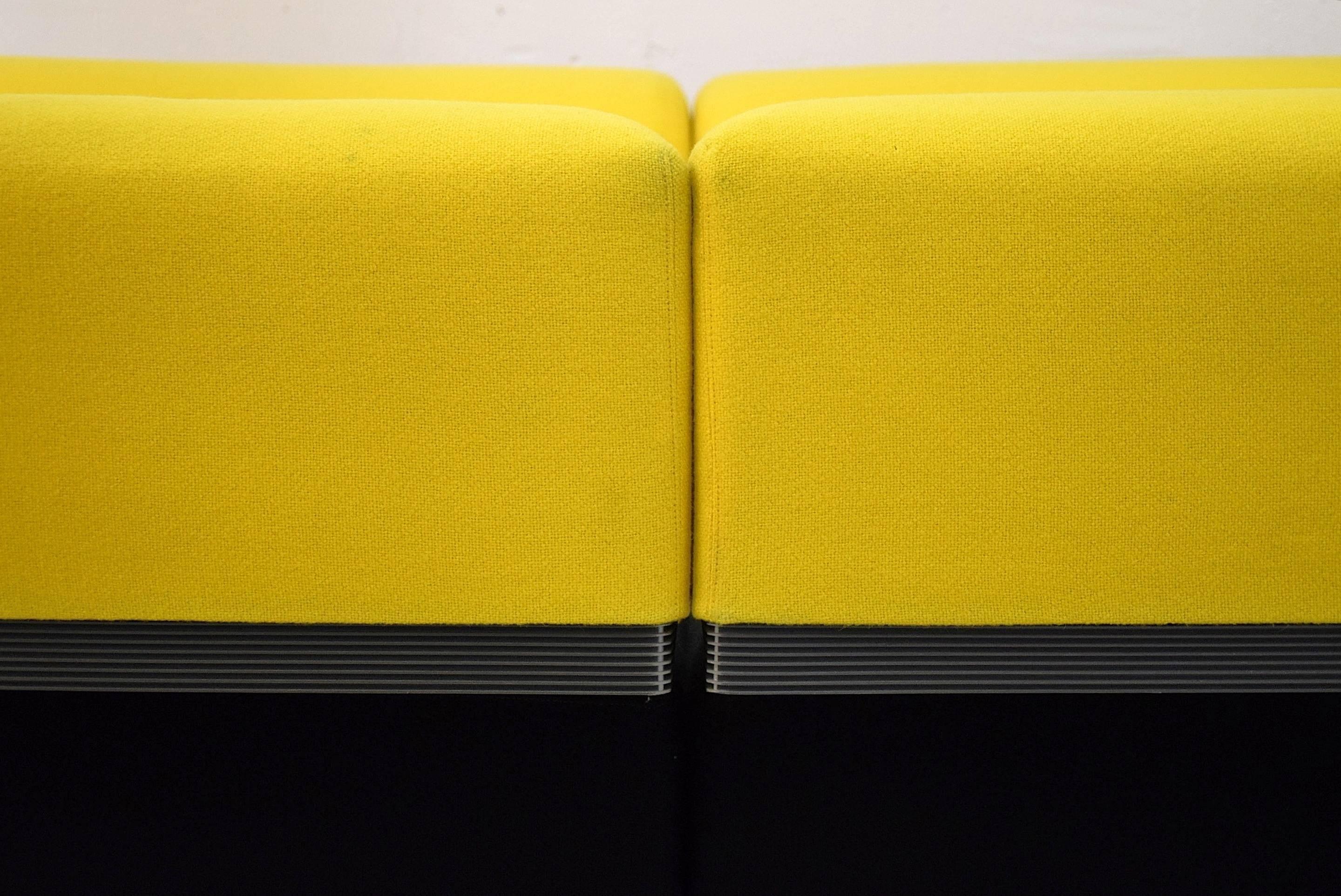 Postmodernes gelbes und schwarzes Artifort-Sofa im Angebot 2
