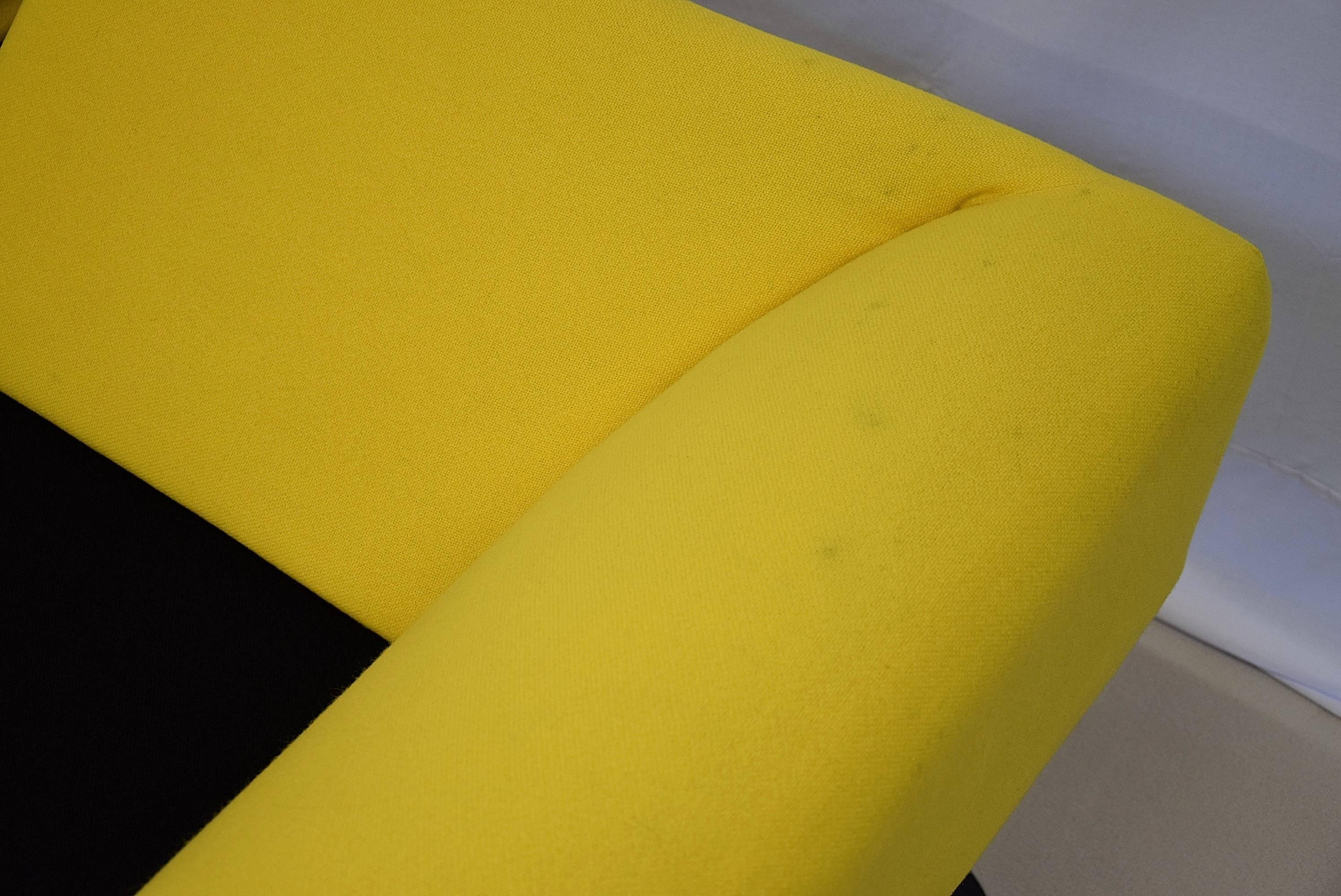Postmodernes gelbes und schwarzes Artifort-Sofa im Angebot 3