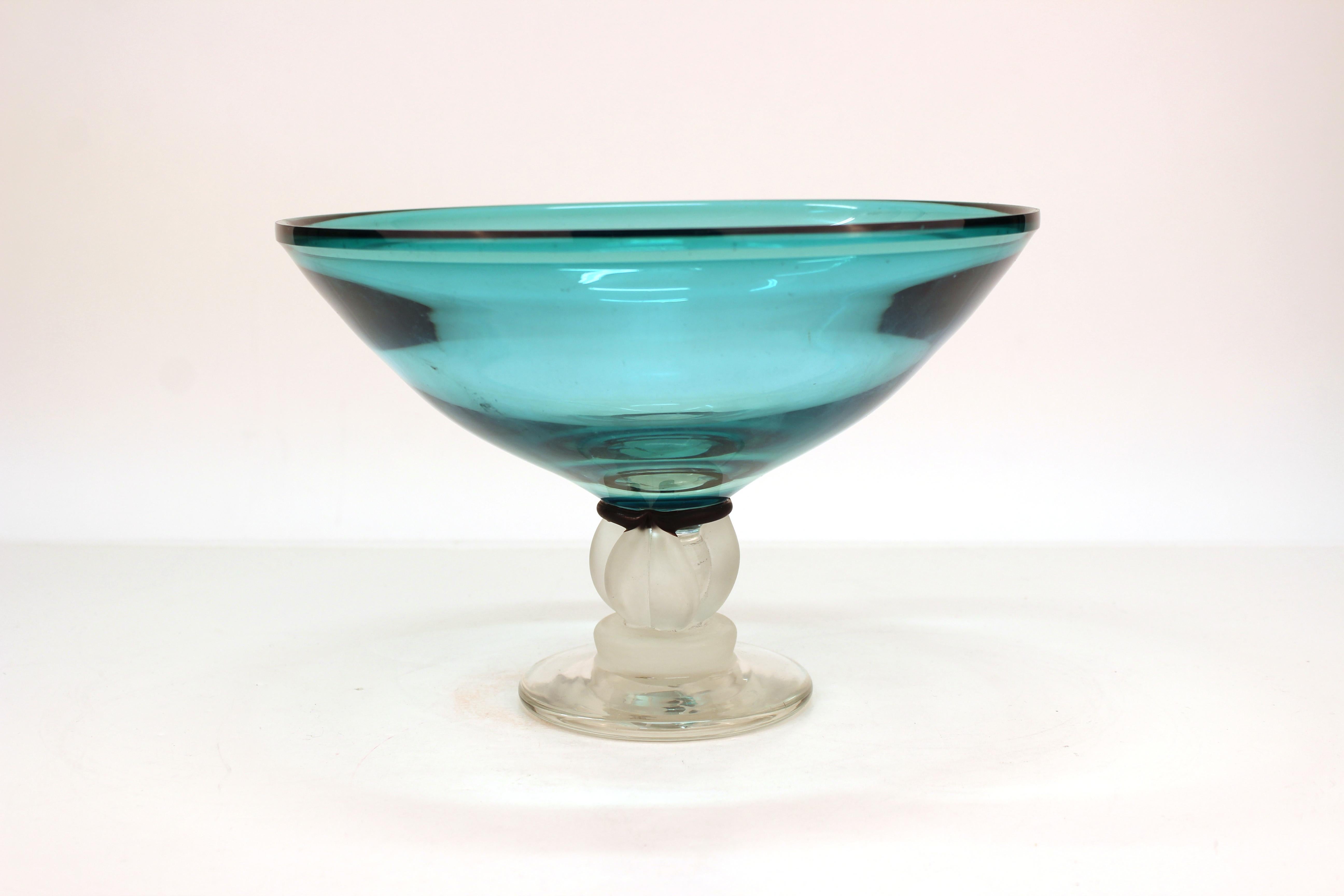 Post-Modernist art glass compote with turquoise bowl atop a frosted glass twisted stem, on a clear base. The piece is signed and dated 'Smith 1991'. In good vintage condition.