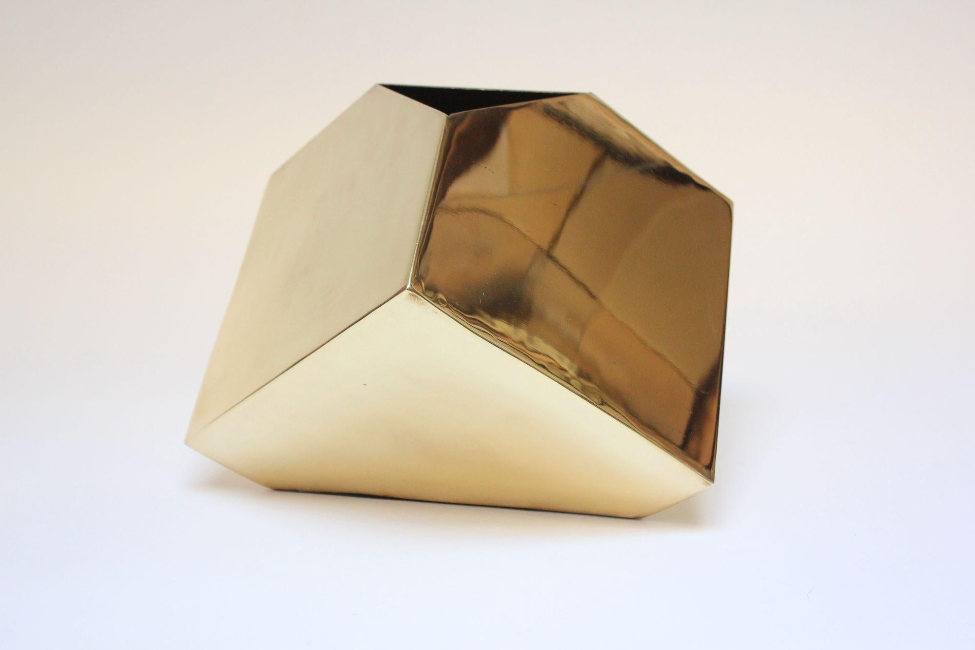 Vase géométrique post-moderne en laiton poli de James Johnston pour Balos 13