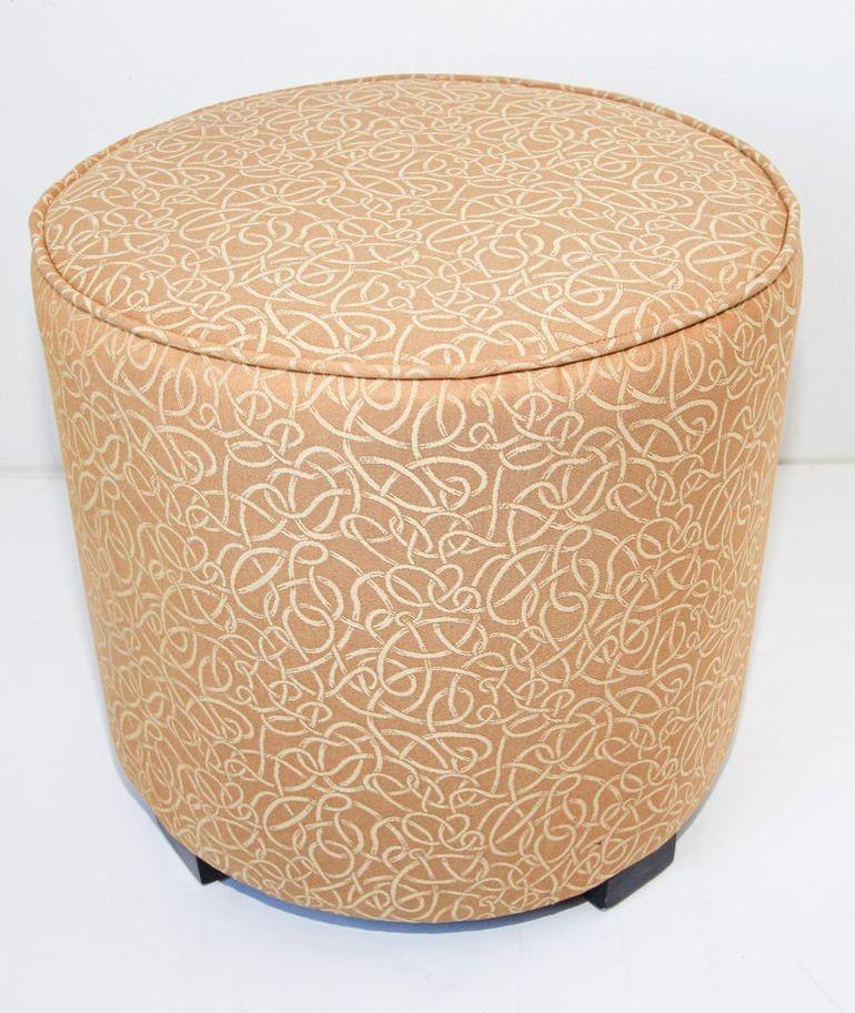 20ième siècle Pouf marocain Art Déco tapissé de tissu doré en vente