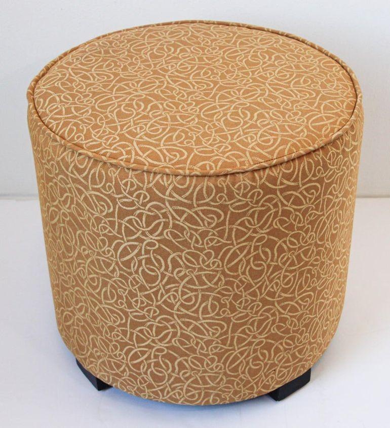 Tissu Pouf marocain Art Déco tapissé de tissu doré en vente