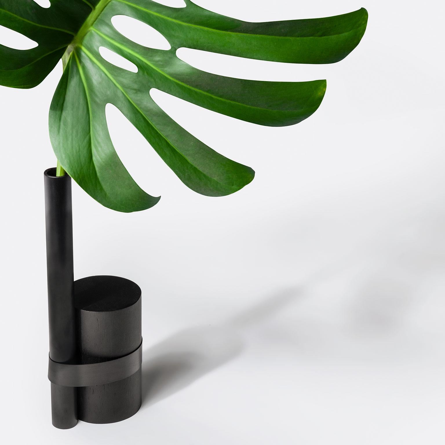 Minimalist Post-Tropical Vase in Black by Wentz, Brazilian Contemporary Design For Sale