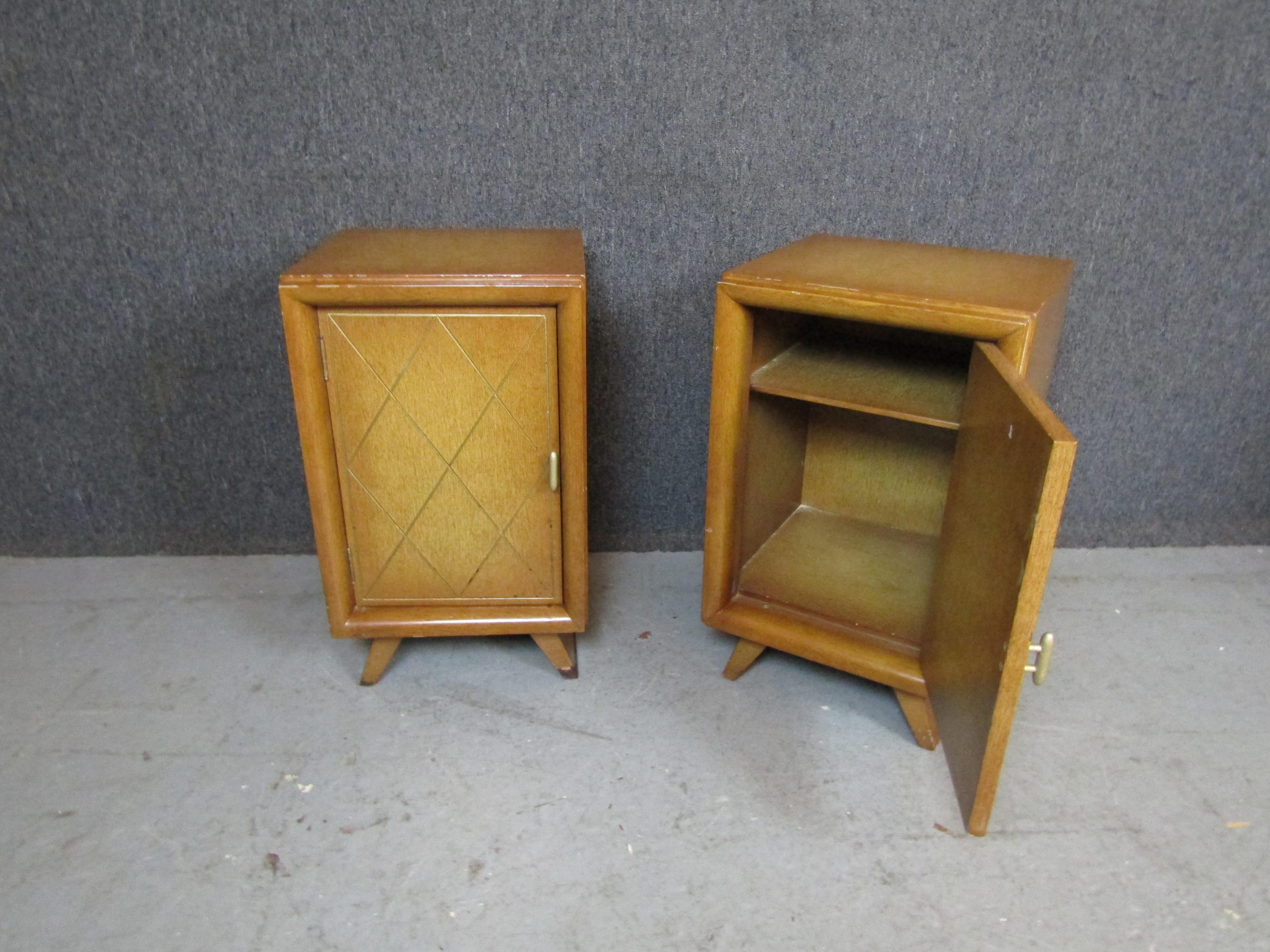 Post-War Art Deco Mahogany Nightstands In Good Condition For Sale In Brooklyn, NY