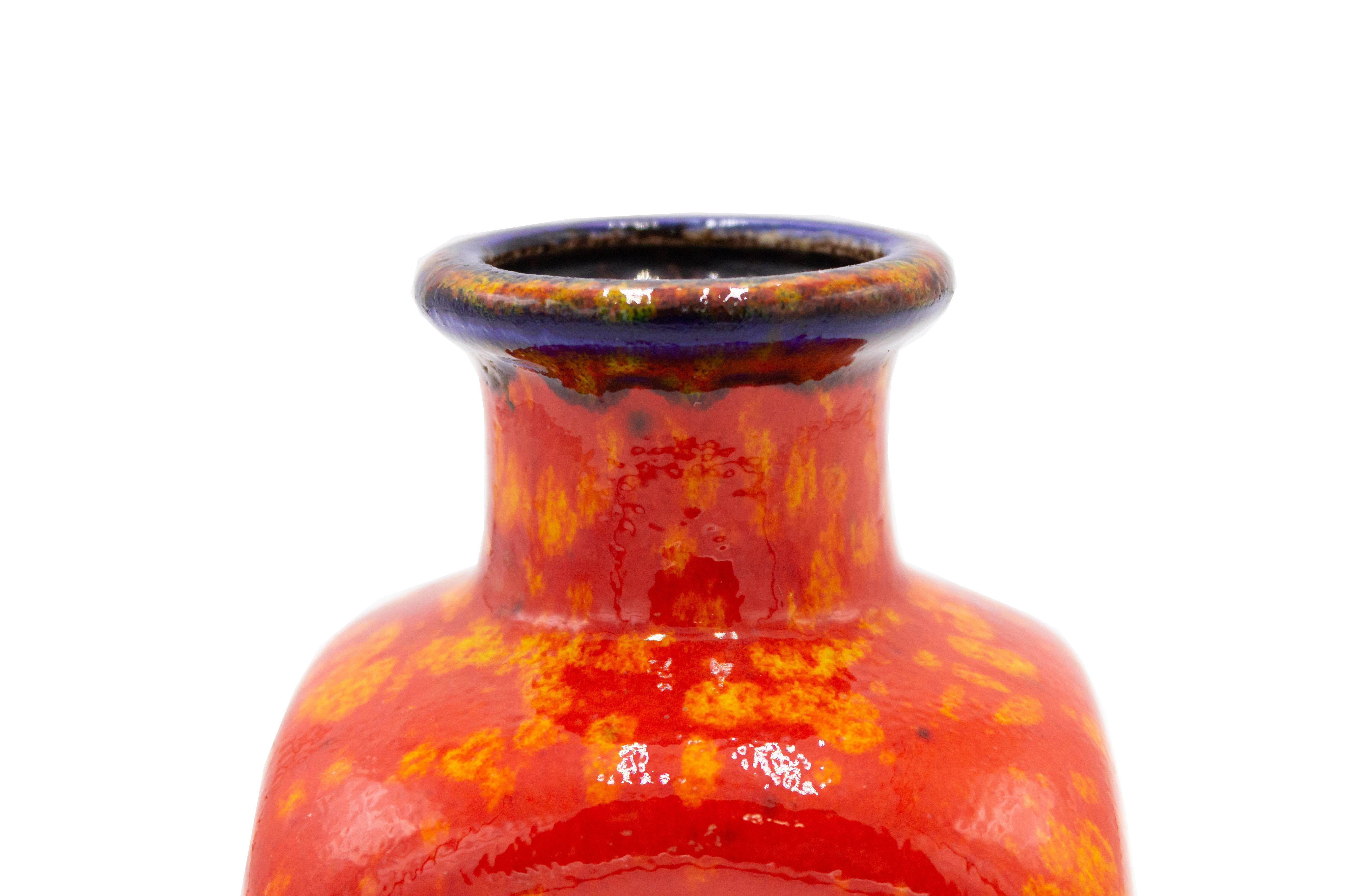 Tedesco Vaso in ceramica arancione con disegno blu di Bay Keramic del dopoguerra in vendita