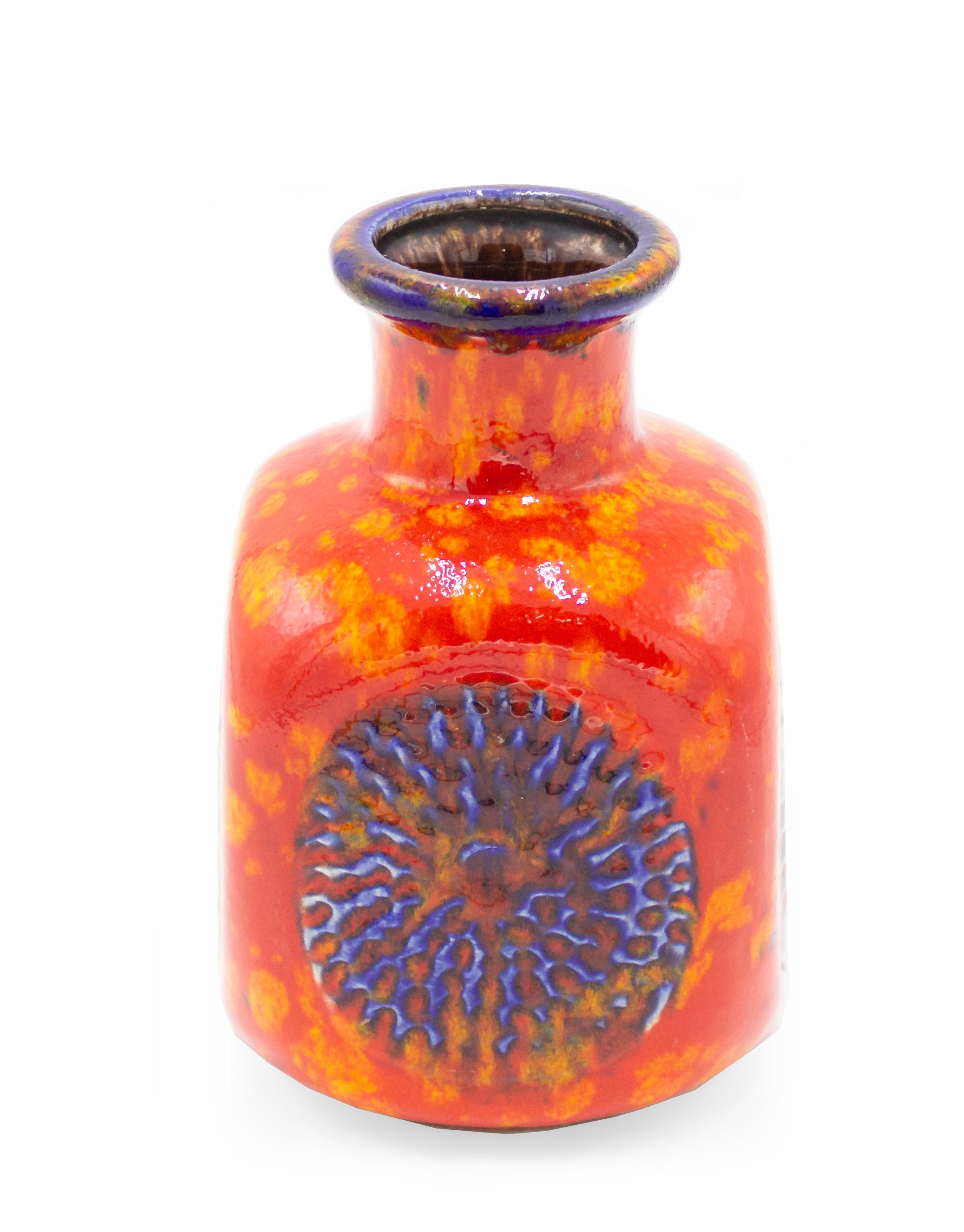 XX secolo Vaso in ceramica arancione con disegno blu di Bay Keramic del dopoguerra in vendita