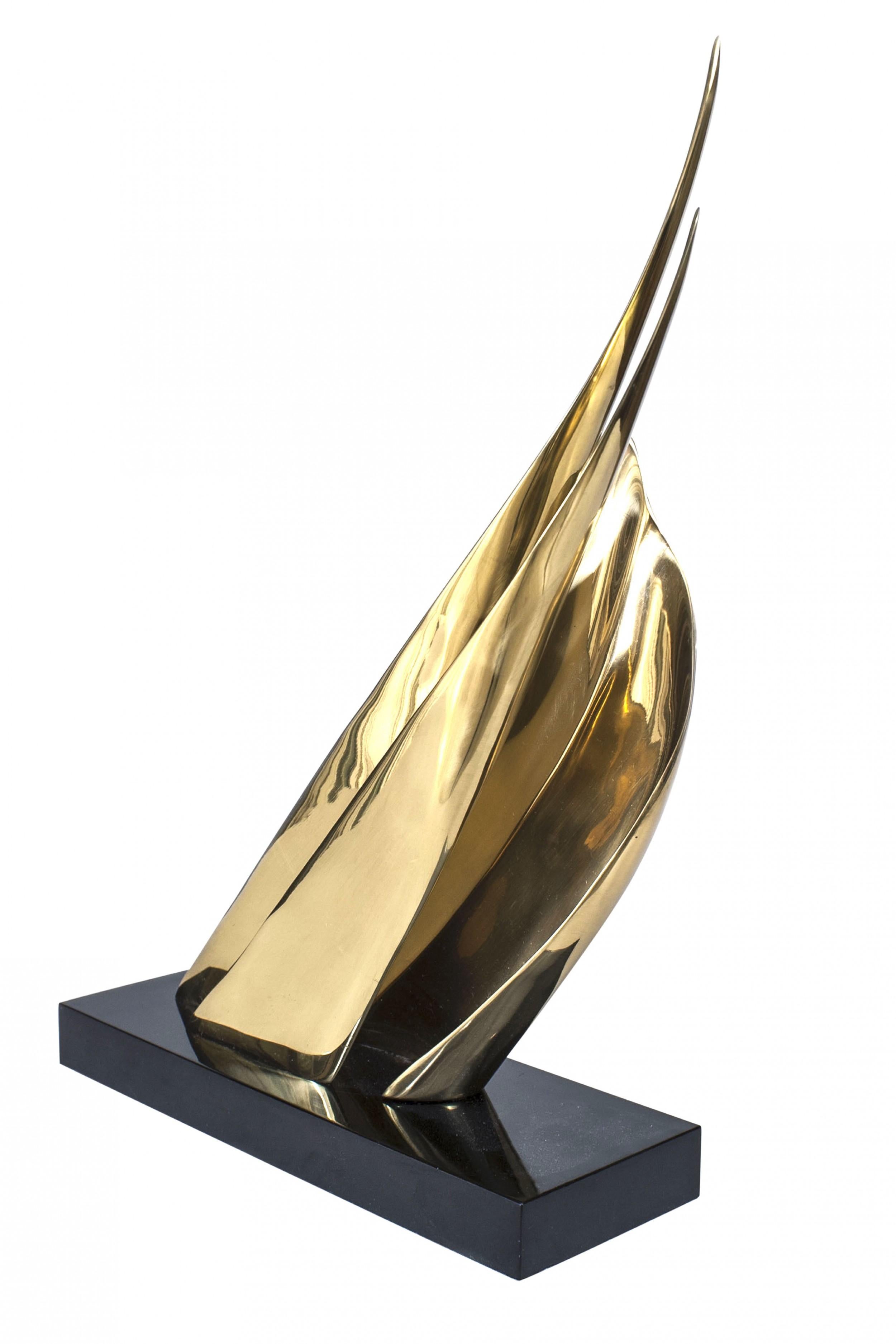 Sculpture en laiton Design/One d'après-guerre composée de 3 plumes abstraites.  forme sur une base rectangulaire en métal noir.