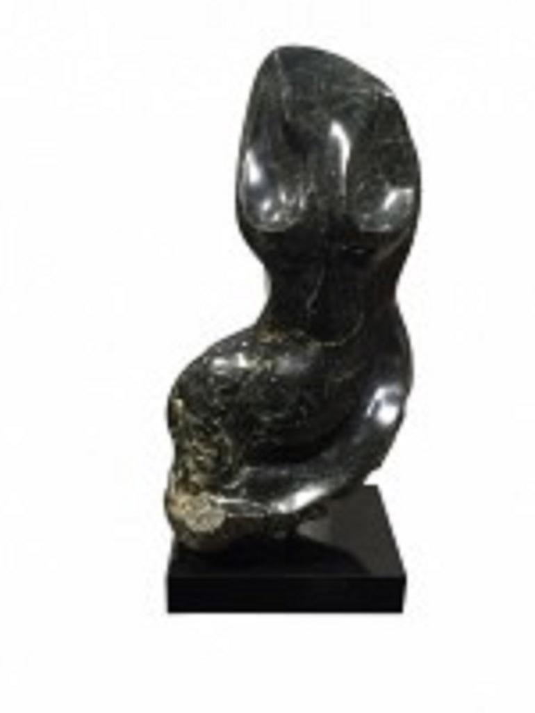 Post Design americano scolpito in marmo verde con torso stilizzato di una figura che poggia su una base rettangolare nera
