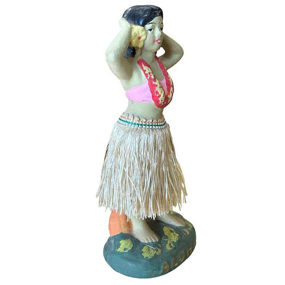 Figura original de cerámica de tiza de la posguerra de chica hawaiana bailarina de hula hecha de yeso ligero y pintada con vibrantes colores tropicales y una falda de hula de tela. Representa a una joven bailarina hawaiana de hula con atuendo
