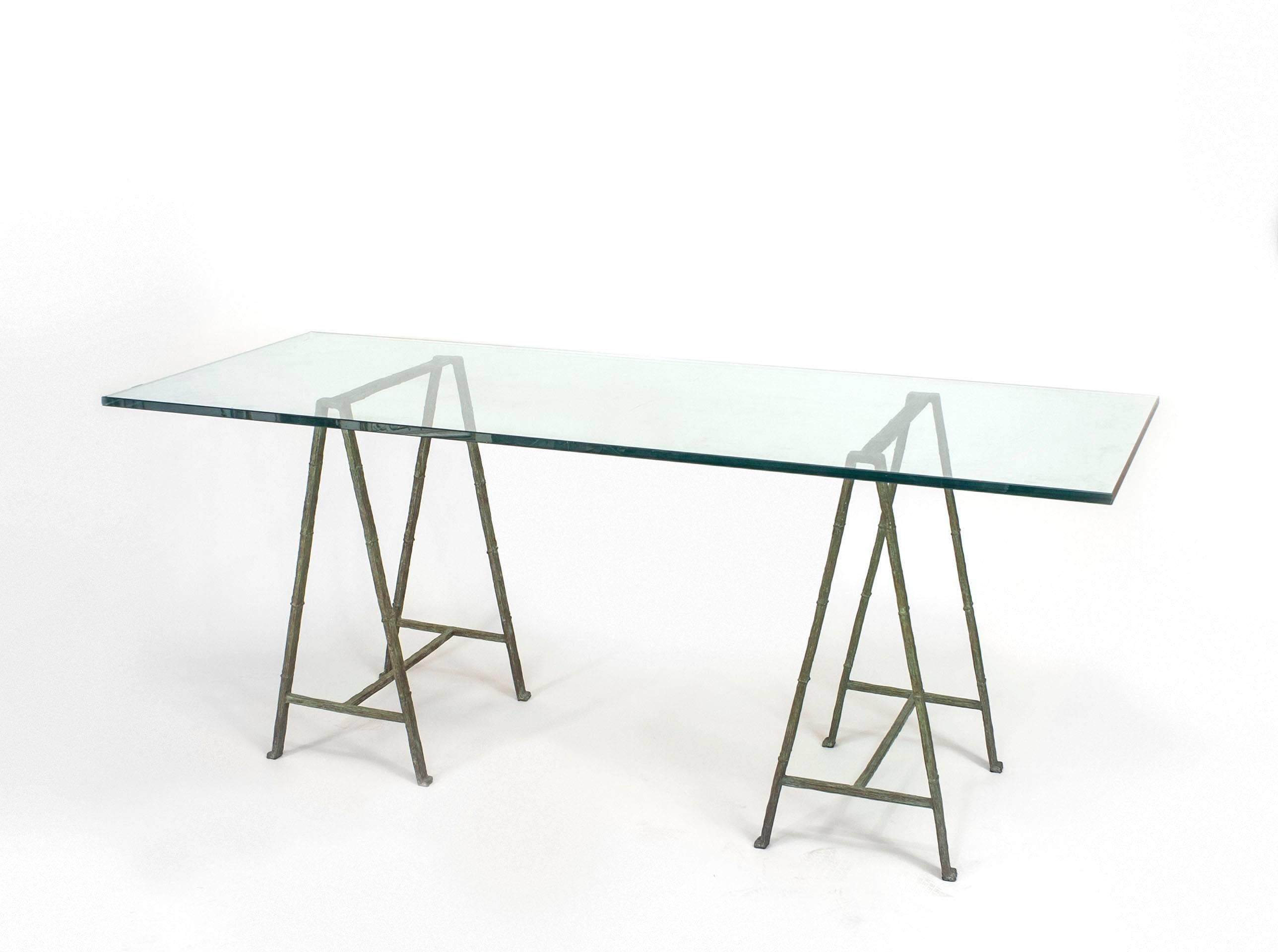 Nachkriegs-Design Giacometti-Stil Tisch mit einem Paar von Grünspan Patina Bronze 