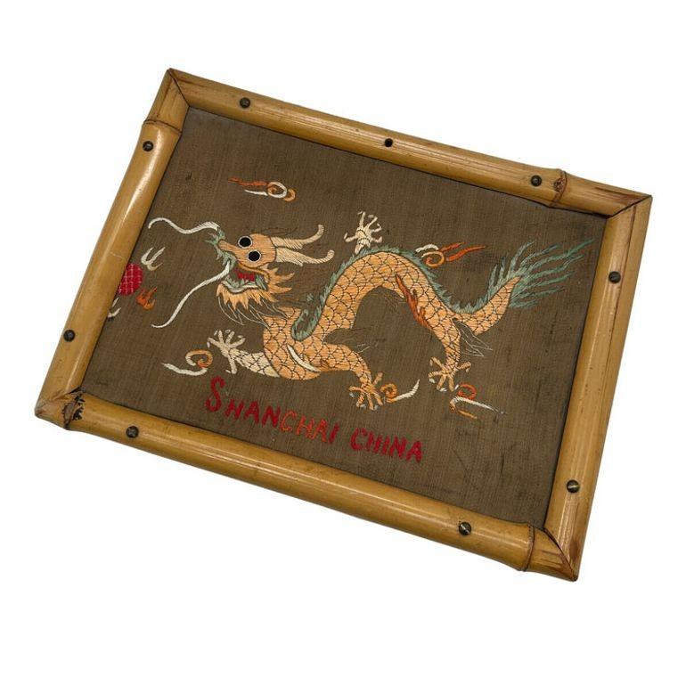 Broderie en soie chinoise d'après-guerre représentant un dragon impérial à cinq griffes en fil orange sur fond vert. Les mots 