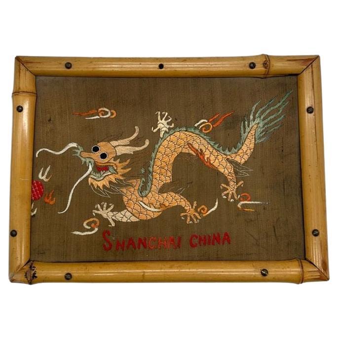 Art du dragon chinois impérial brodé d'après-guerre dans un cadre en bambou