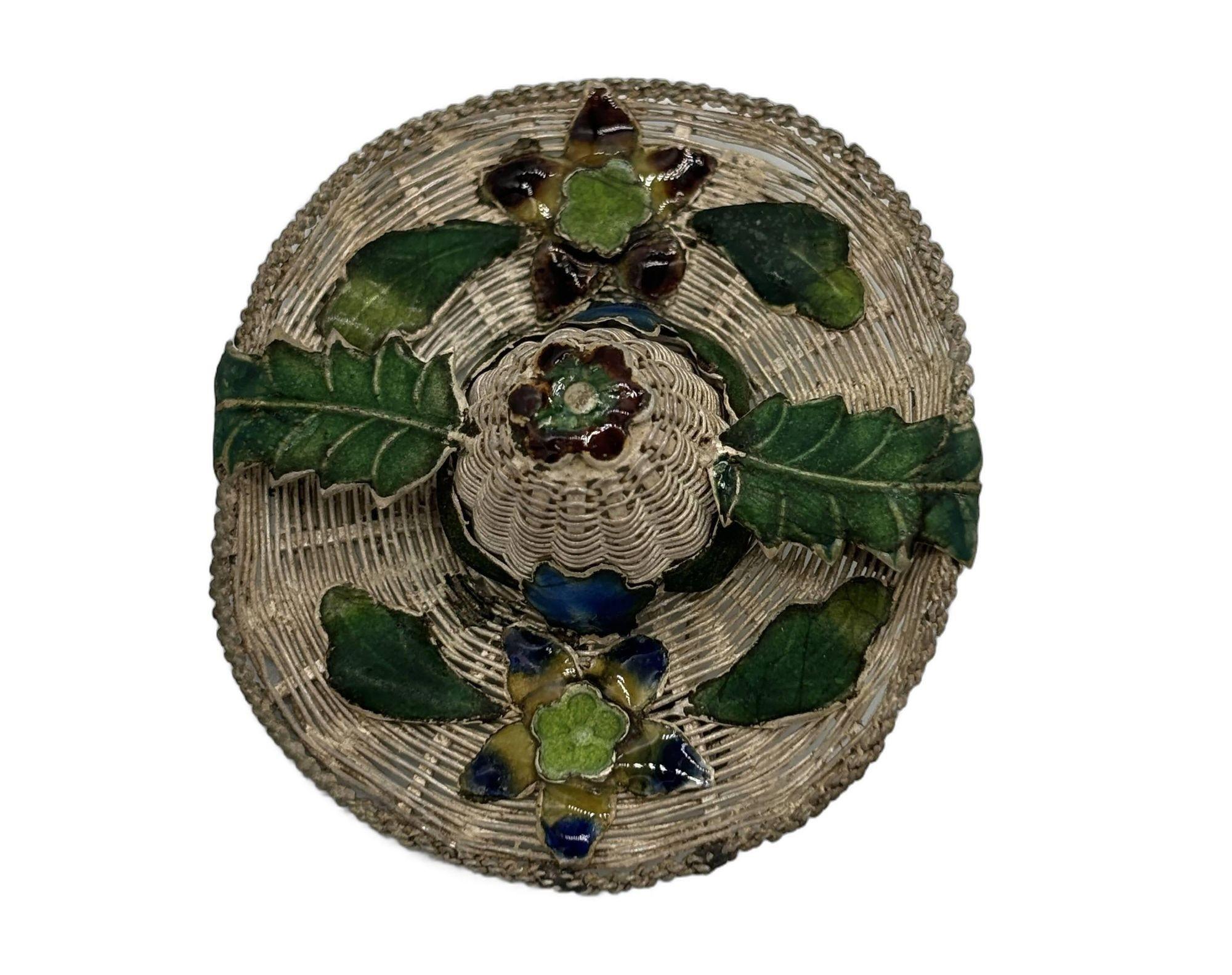 Post-war Export Silver Filigree Woven Enamel Beach Hat Brooch w/ Enamel Foliage In Excellent Condition For Sale In Van Nuys, CA
