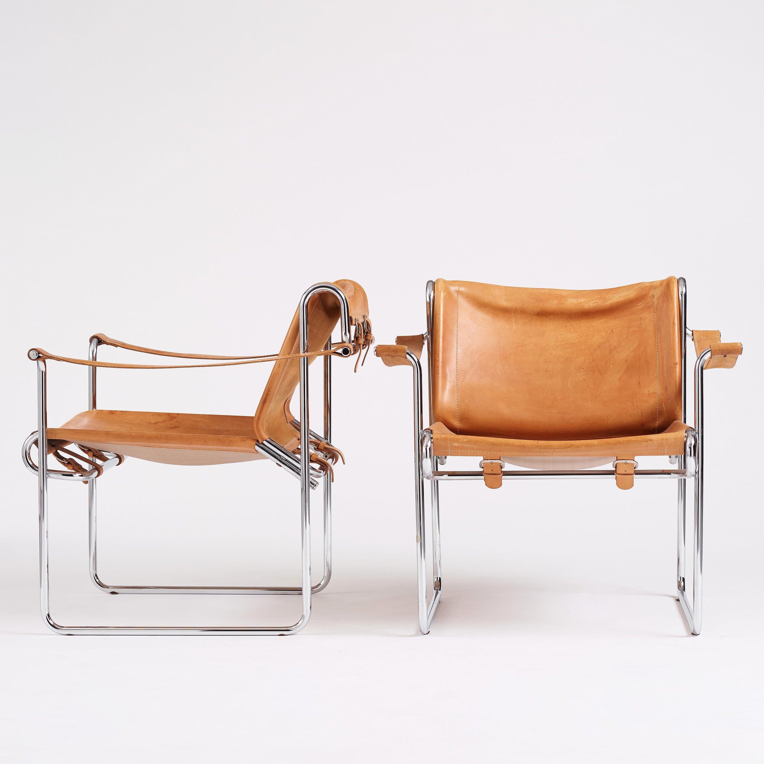 Pair of safari armchairs model Flamingo designed by Swedish Pethrus Lindlöf, made in chrome plated tubular steel, vintage original leather seat and armrests. Manufactured in Seventies.
At the Swedish Furniture Fair in 1976, AB Lindlöfs Möbler
