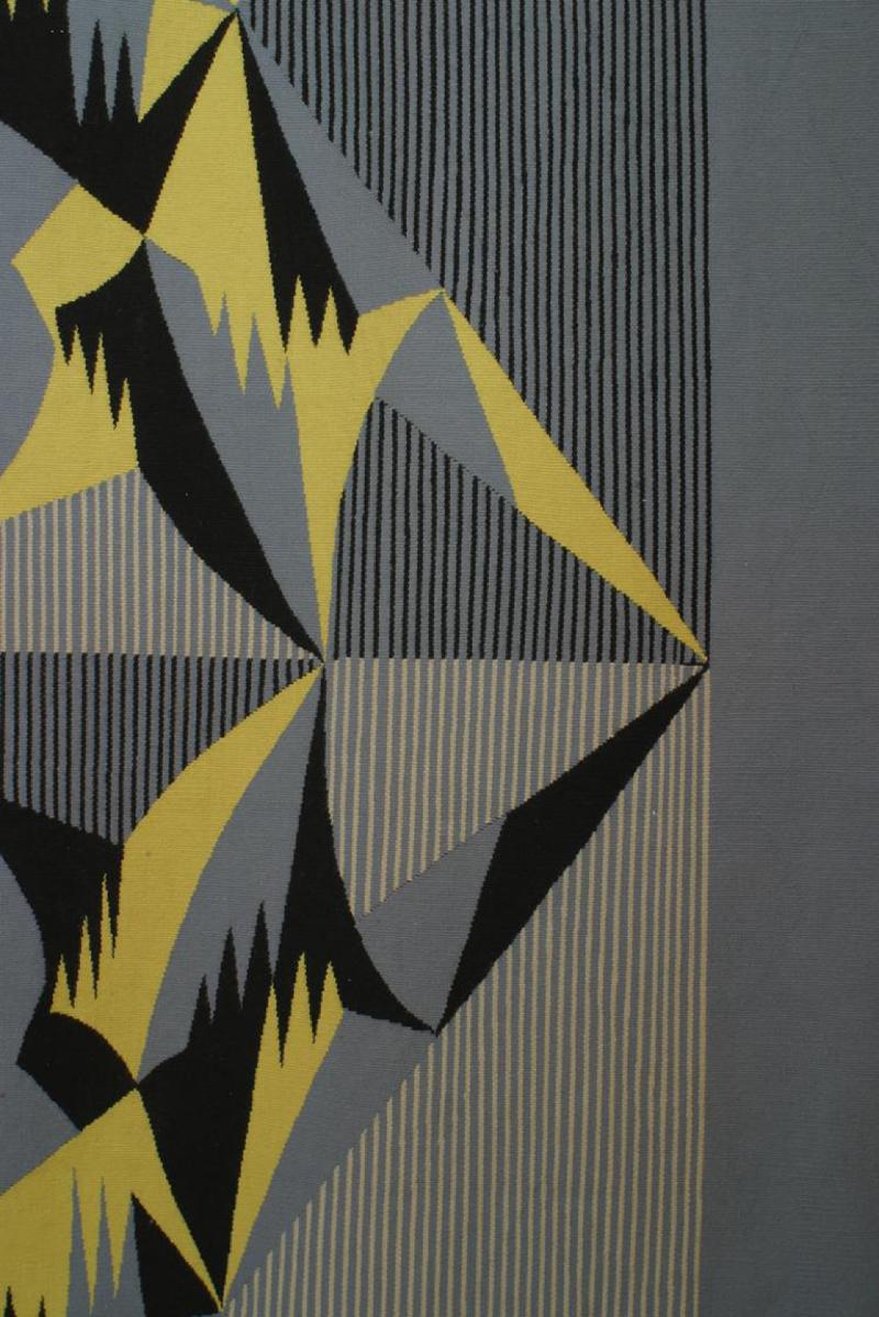 Französisches Nachkriegsdesign (1970er Jahre) Aubusson-Wandteppich mit hellblauem Hintergrund und einem gelb-schwarzen geometrischen und stilisierten Muster. (6.33 x 9.5')