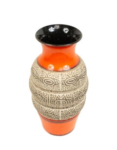 Vaso tedesco inciso arancione e beige del dopoguerra