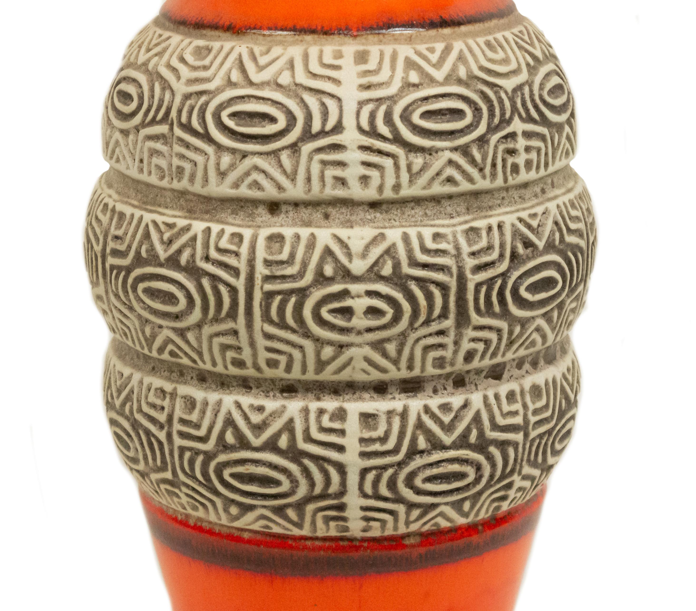 Orangefarbene zylindrische Vase der Nachkriegszeit aus Westdeutschland mit eingeschnittenem beigefarbenem geripptem und geometrisch gebändertem Mittelteil (Originaletikett vú KERAMIK angebracht).
     