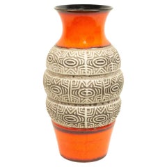 Vaso tedesco inciso arancione e beige del dopoguerra