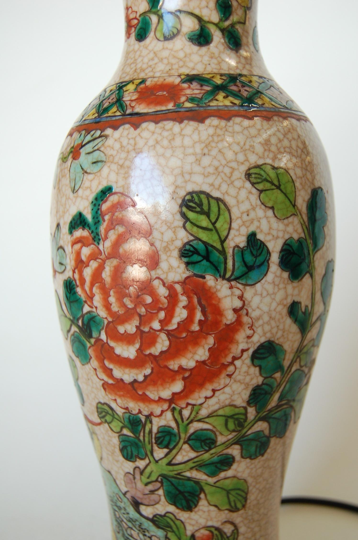 Asiatische, handbemalte, florale Keramik-Tischlampe auf einem Metallsockel. 

Maße: 4,5