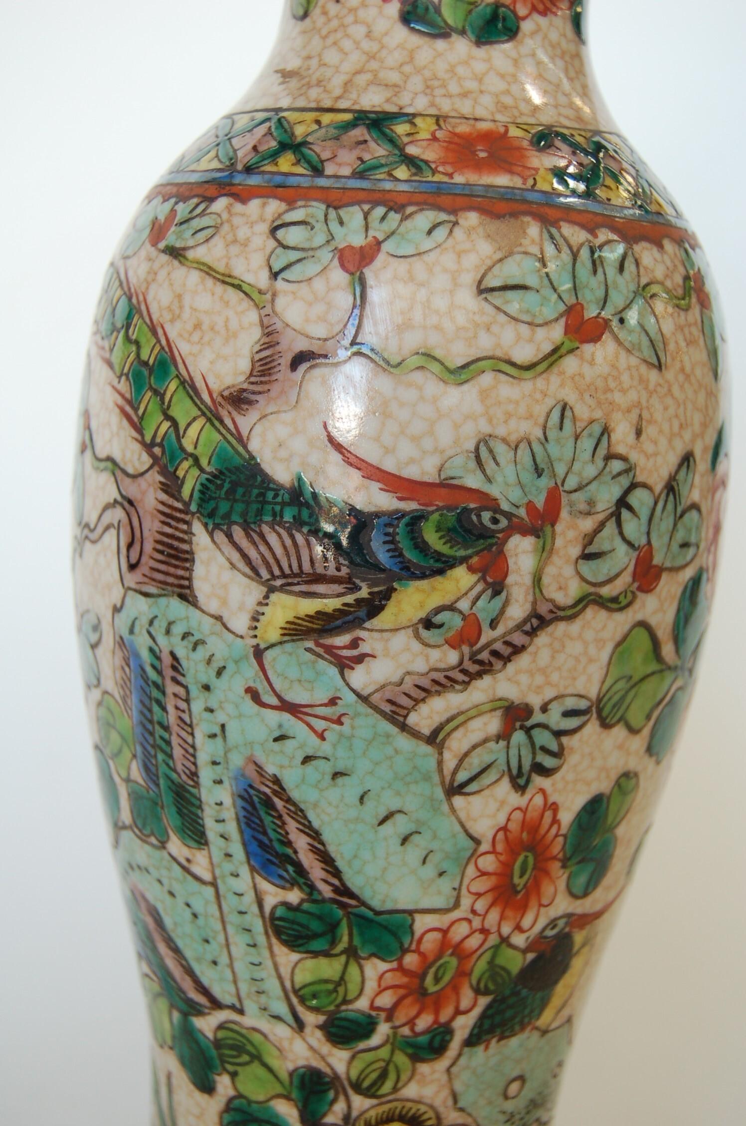 Handbemalte asiatische Tischlampe aus Keramik mit Blumenmuster aus der Nachkriegszeit (amerikanisch) im Angebot