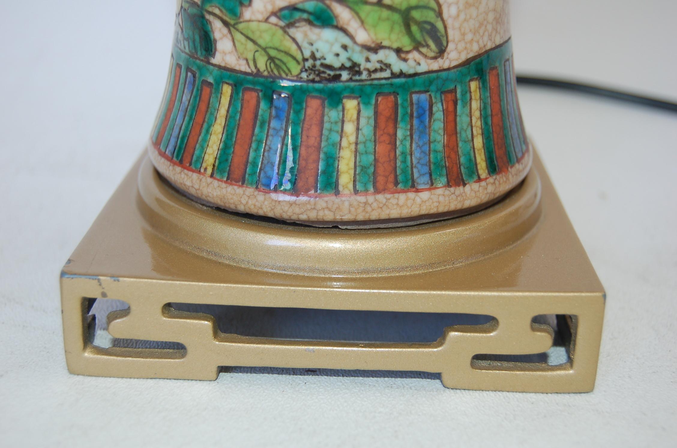 Handbemalte asiatische Tischlampe aus Keramik mit Blumenmuster aus der Nachkriegszeit im Zustand „Hervorragend“ im Angebot in Van Nuys, CA